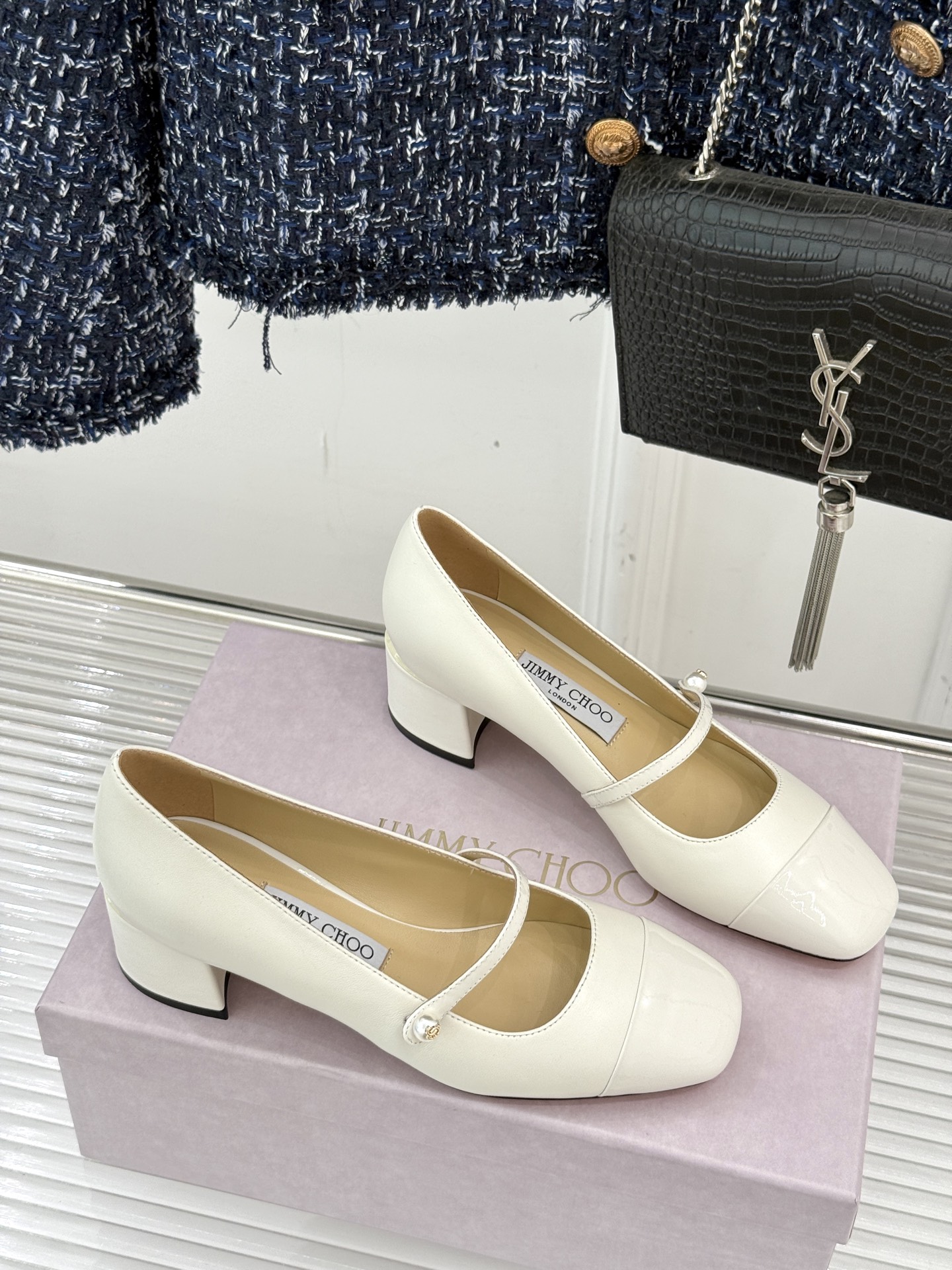 Jimmy Choo25FW新品拼色珍珠粗跟玛丽珍鞋这双玛丽珍鞋诞生 成为时髦精们的心头好。拼色设计打破