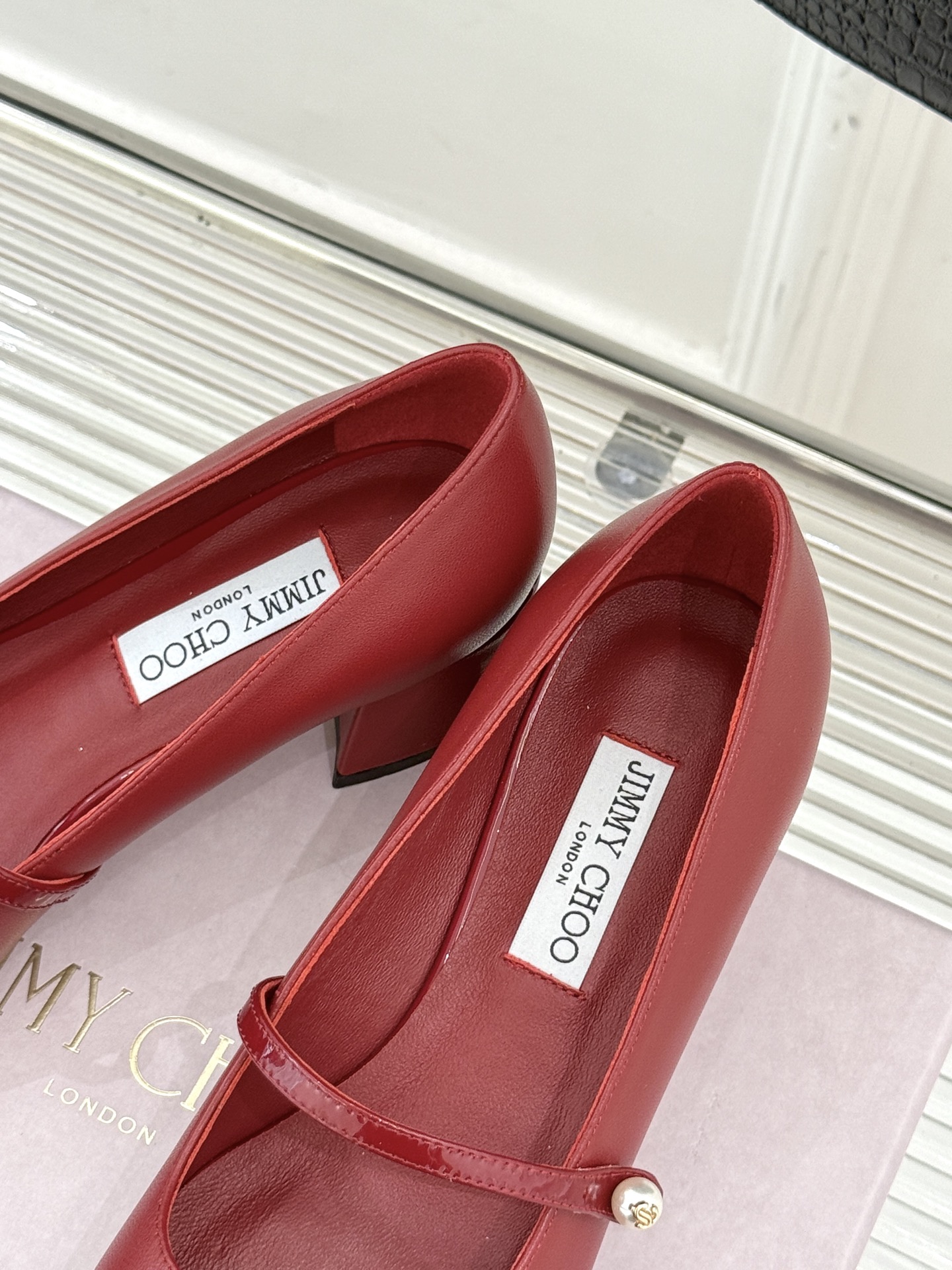 Jimmy Choo25FW新品拼色珍珠粗跟玛丽珍鞋这双玛丽珍鞋诞生 成为时髦精们的心头好。拼色设计打破