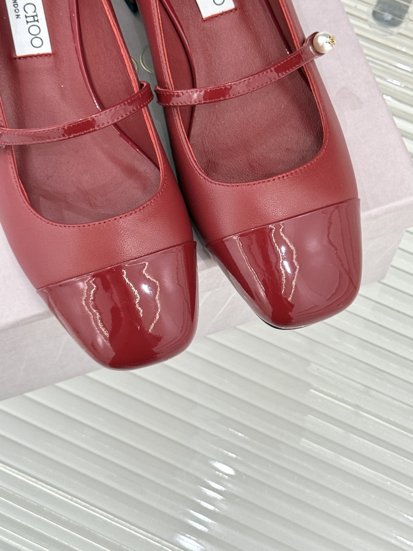 Jimmy Choo25FW新品拼色珍珠粗跟玛丽珍鞋这双玛丽珍鞋诞生 成为时髦精们的心头好。拼色设计打破
