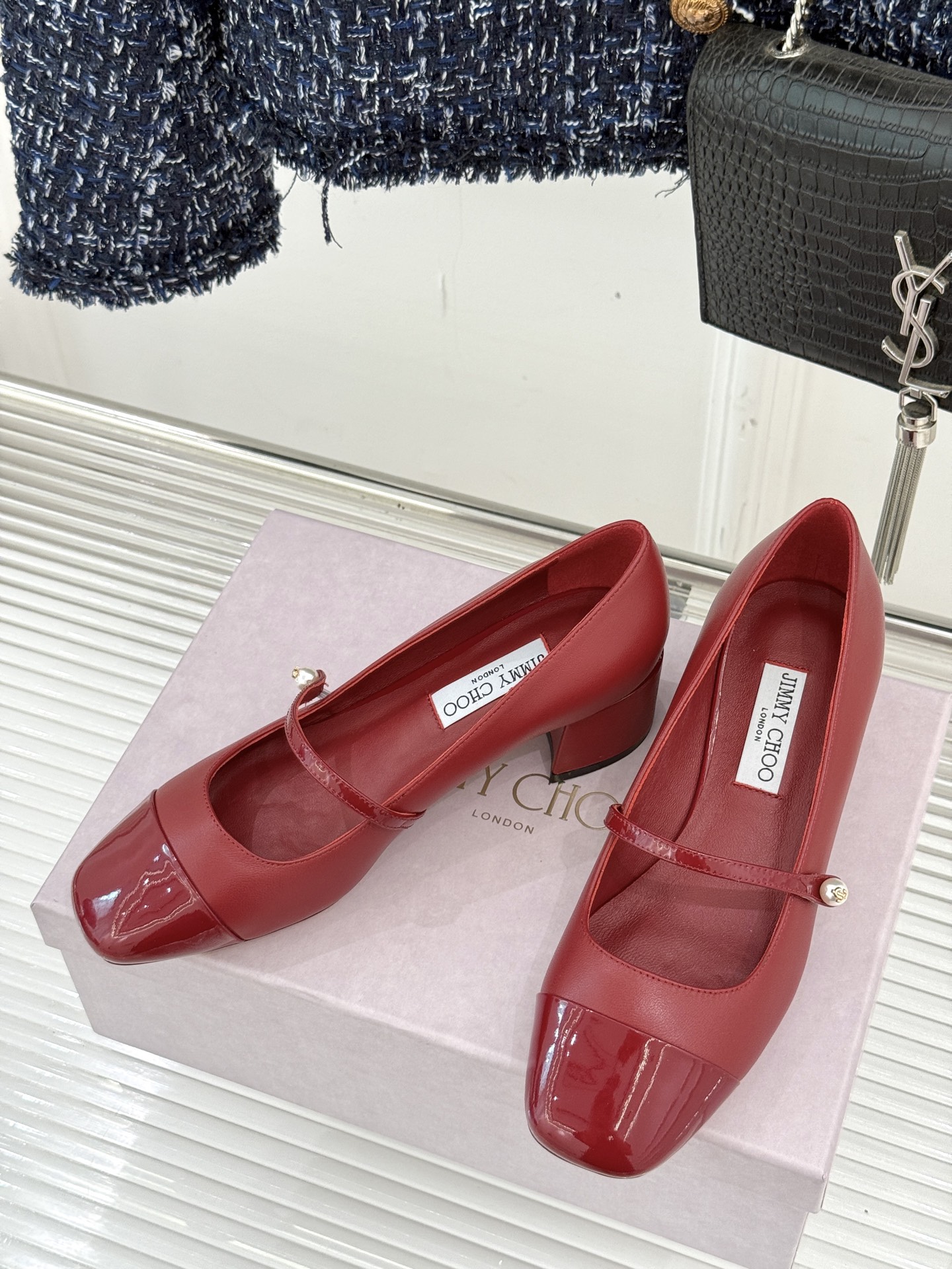 Jimmy Choo25FW新品拼色珍珠粗跟玛丽珍鞋这双玛丽珍鞋诞生 成为时髦精们的心头好。拼色设计打破