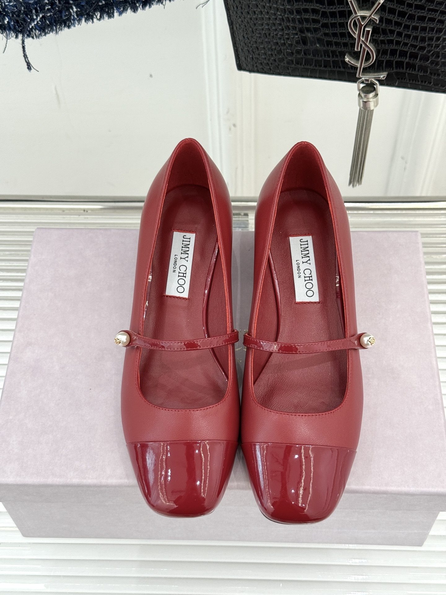 Jimmy Choo25FW新品拼色珍珠粗跟玛丽珍鞋这双玛丽珍鞋诞生 成为时髦精们的心头好。拼色设计打破