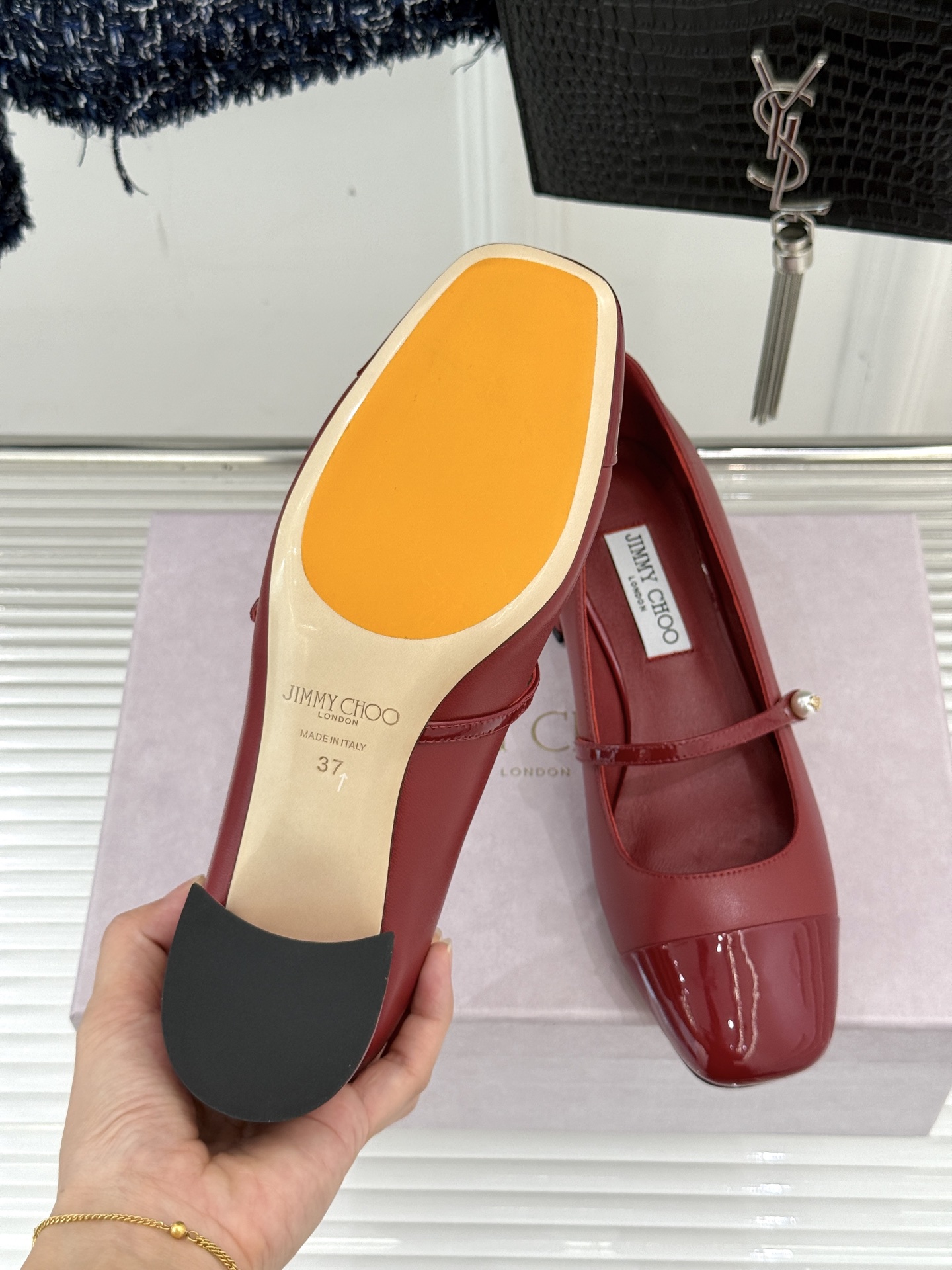 Jimmy Choo25FW新品拼色珍珠粗跟玛丽珍鞋这双玛丽珍鞋诞生 成为时髦精们的心头好。拼色设计打破