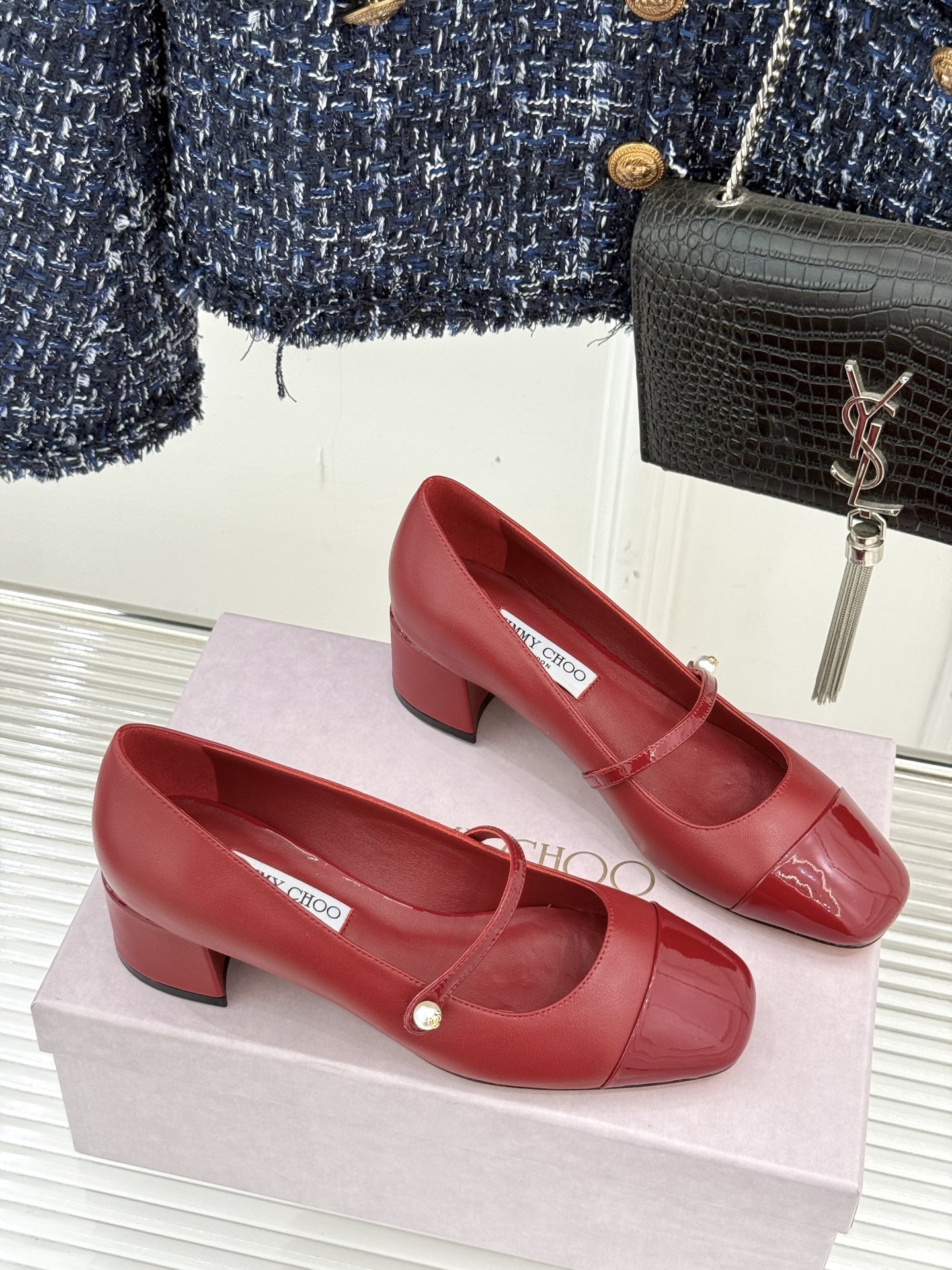 Jimmy Choo25FW新品拼色珍珠粗跟玛丽珍鞋这双玛丽珍鞋诞生 成为时髦精们的心头好。拼色设计打破