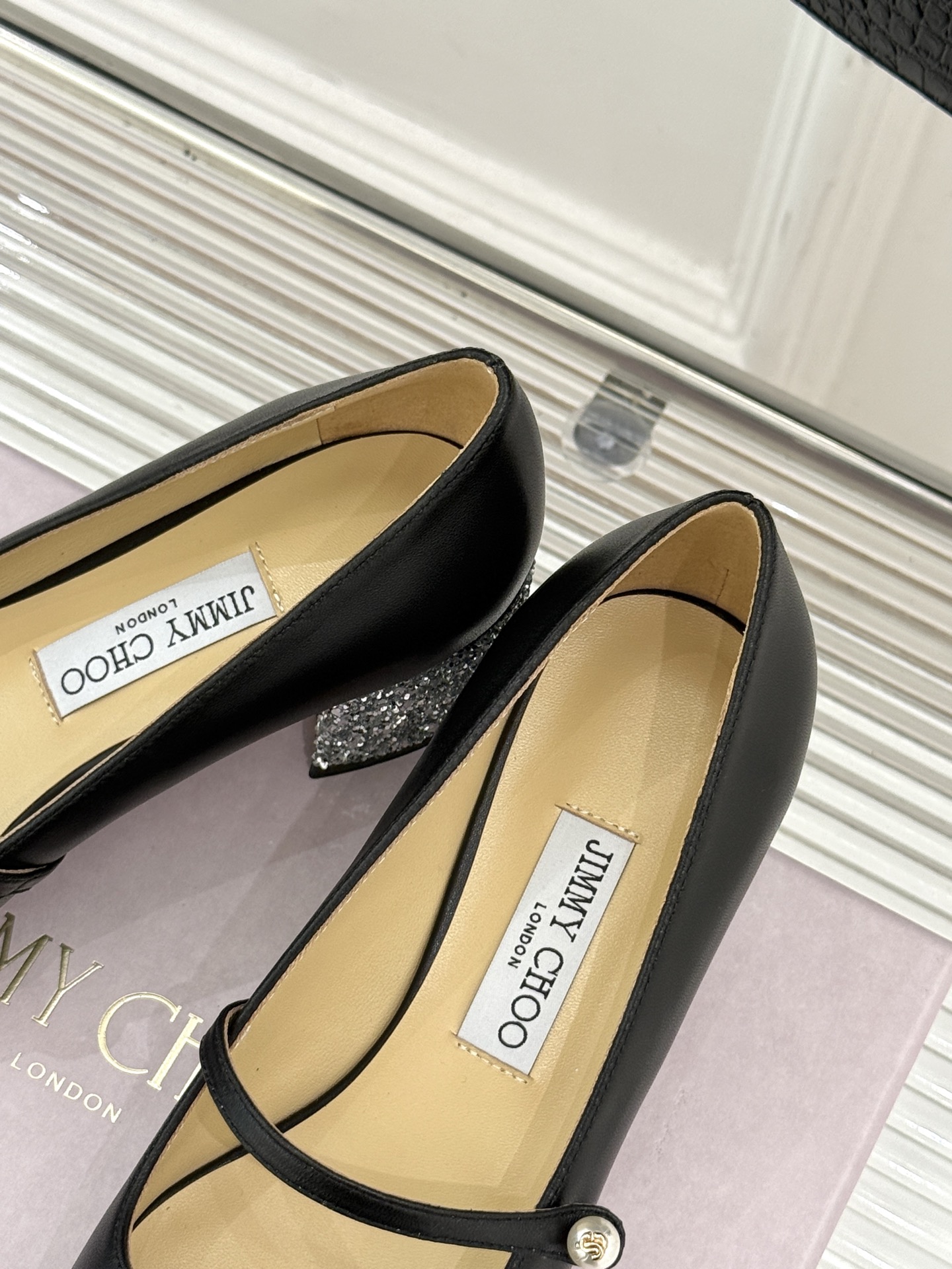 Jimmy Choo25FW新品拼色珍珠粗跟玛丽珍鞋这双玛丽珍鞋诞生 成为时髦精们的心头好。拼色设计打破