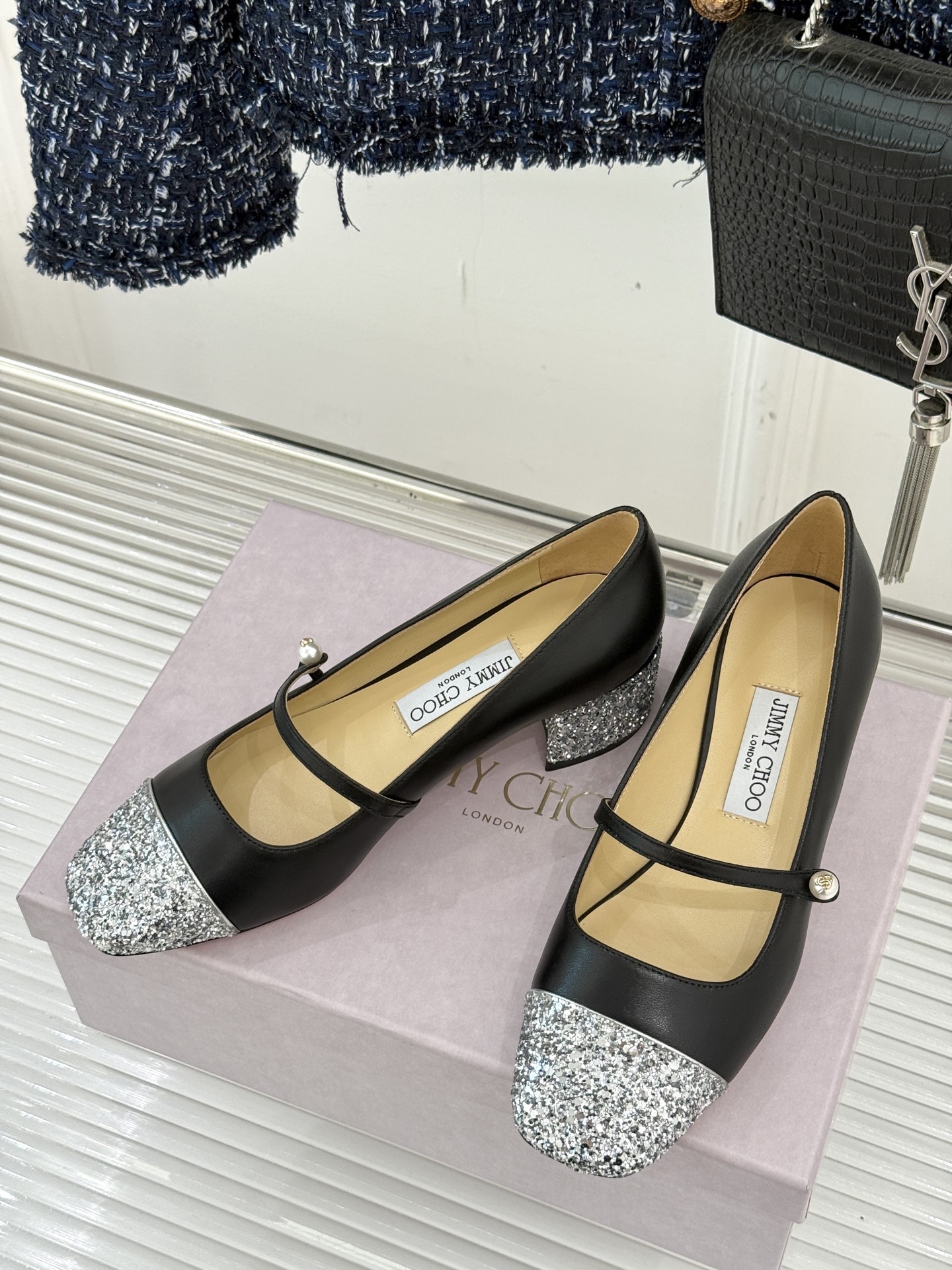 Jimmy Choo25FW新品拼色珍珠粗跟玛丽珍鞋这双玛丽珍鞋诞生 成为时髦精们的心头好。拼色设计打破