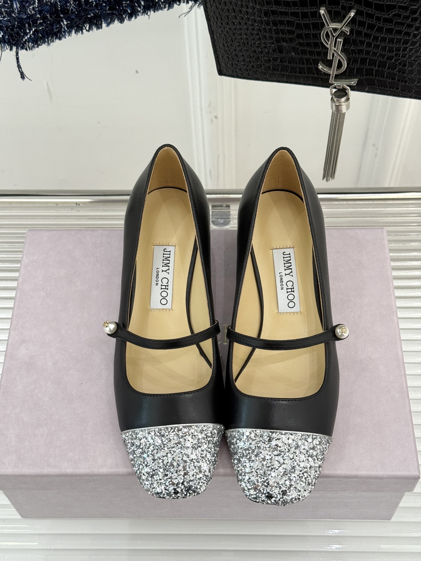 Jimmy Choo25FW新品拼色珍珠粗跟玛丽珍鞋这双玛丽珍鞋诞生 成为时髦精们的心头好。拼色设计打破