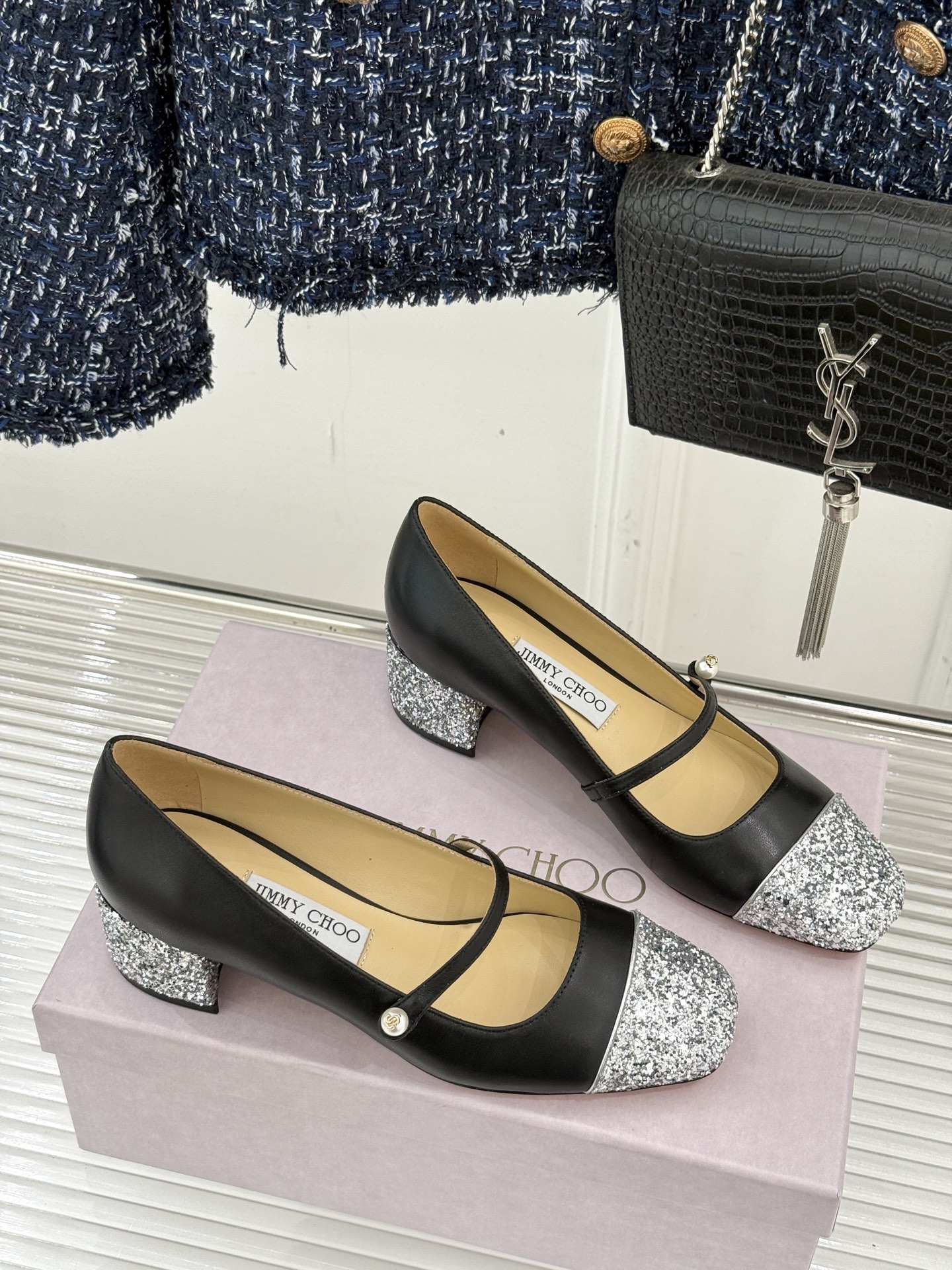 Jimmy Choo25FW新品拼色珍珠粗跟玛丽珍鞋这双玛丽珍鞋诞生 成为时髦精们的心头好。拼色设计打破