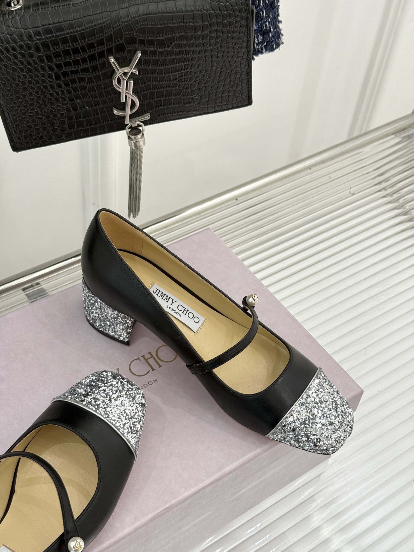 Jimmy Choo25FW新品拼色珍珠粗跟玛丽珍鞋这双玛丽珍鞋诞生 成为时髦精们的心头好。拼色设计打破
