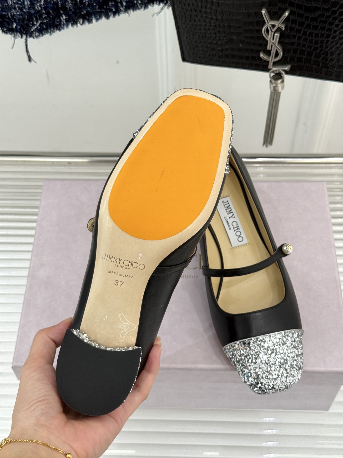 Jimmy Choo25FW新品拼色珍珠粗跟玛丽珍鞋这双玛丽珍鞋诞生 成为时髦精们的心头好。拼色设计打破