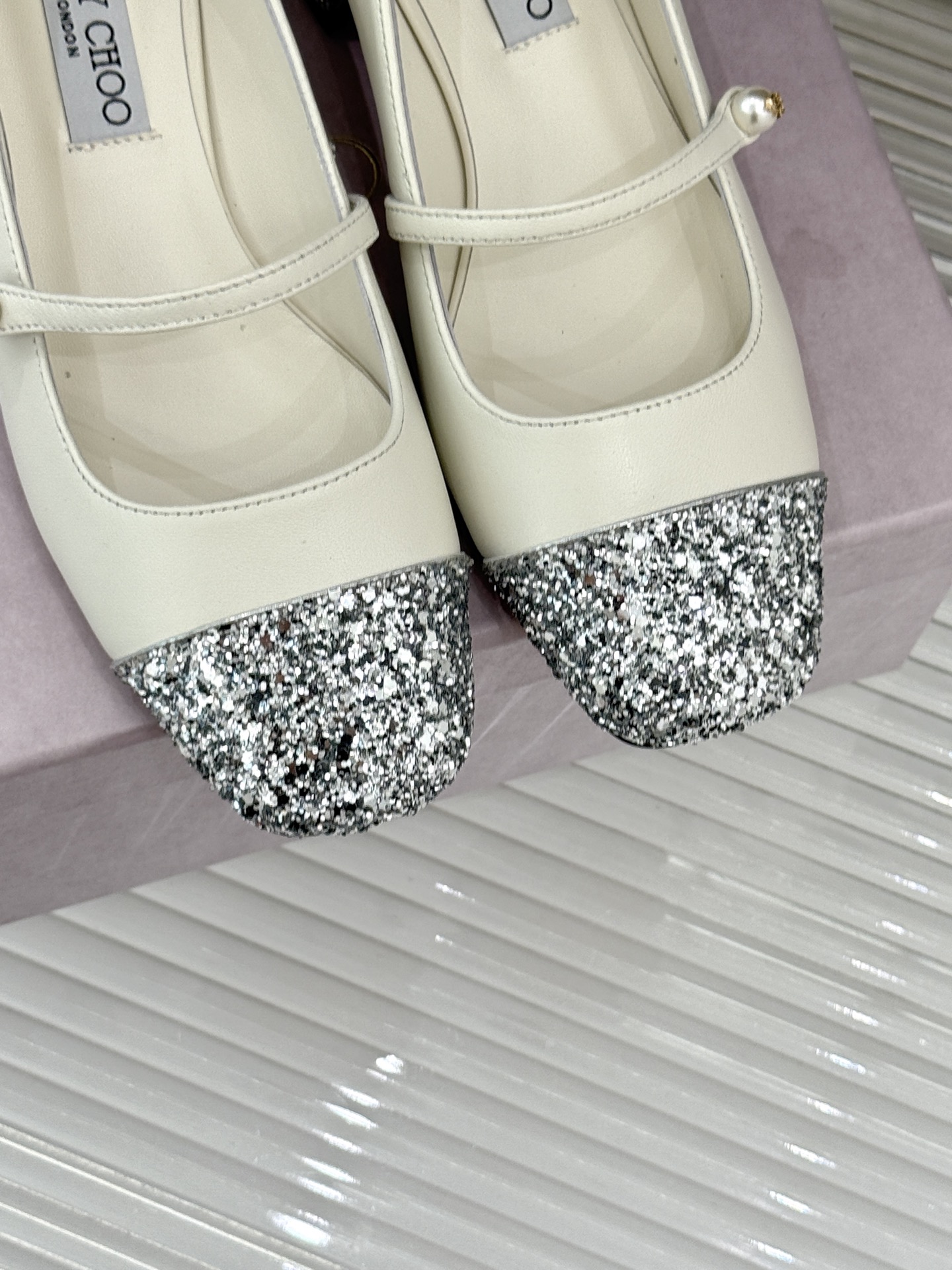 Jimmy Choo25FW新品拼色珍珠粗跟玛丽珍鞋这双玛丽珍鞋诞生 成为时髦精们的心头好。拼色设计打破