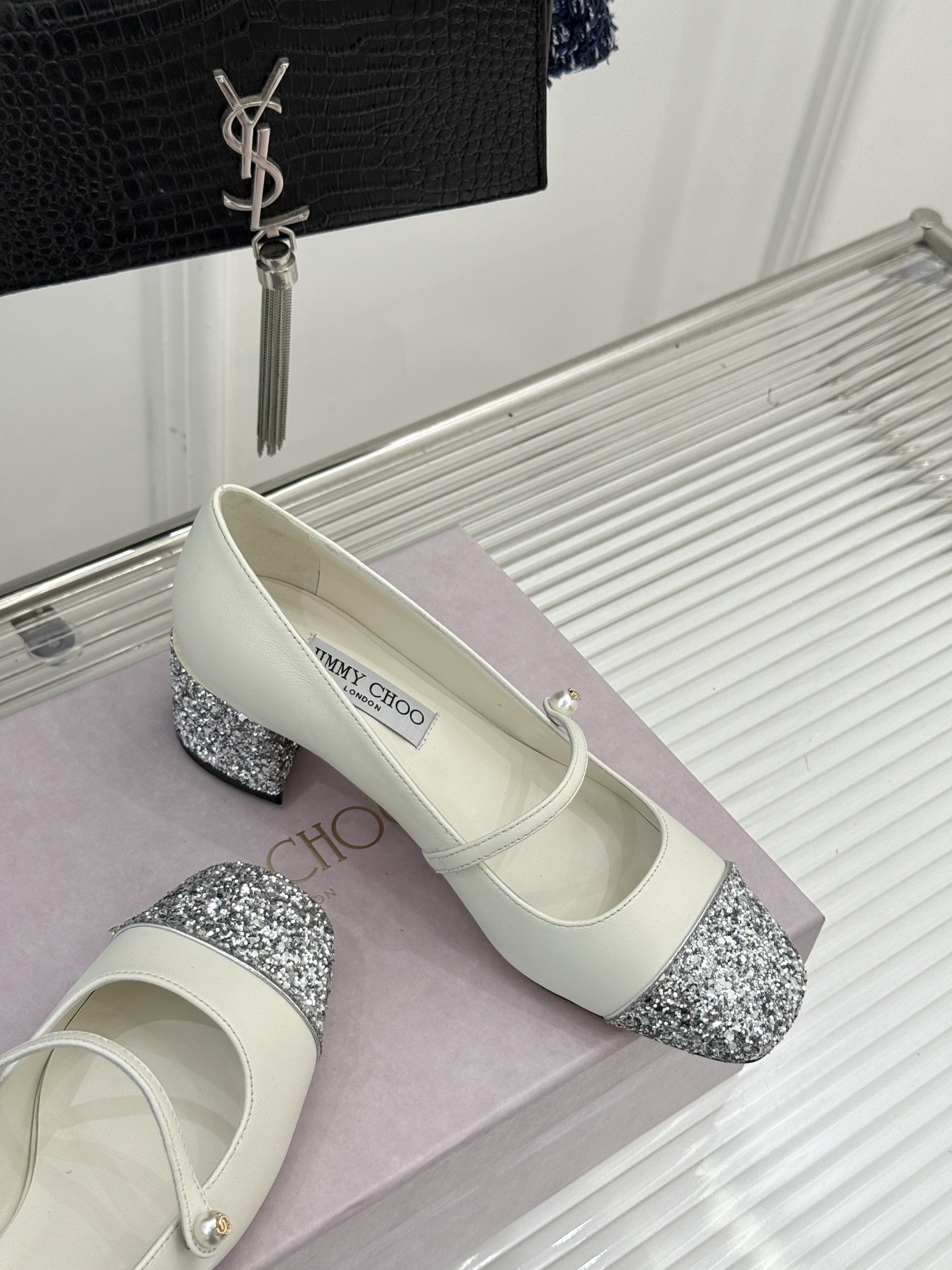 Jimmy Choo25FW新品拼色珍珠粗跟玛丽珍鞋这双玛丽珍鞋诞生 成为时髦精们的心头好。拼色设计打破