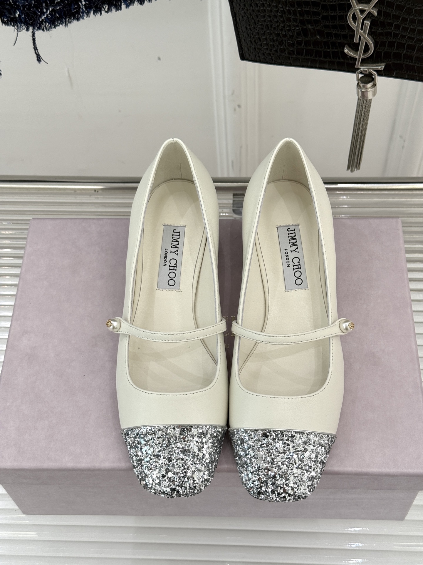 Jimmy Choo25FW新品拼色珍珠粗跟玛丽珍鞋这双玛丽珍鞋诞生 成为时髦精们的心头好。拼色设计打破