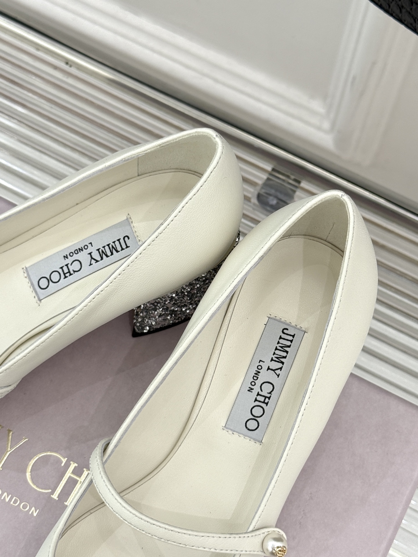 Jimmy Choo25FW新品拼色珍珠粗跟玛丽珍鞋这双玛丽珍鞋诞生 成为时髦精们的心头好。拼色设计打破