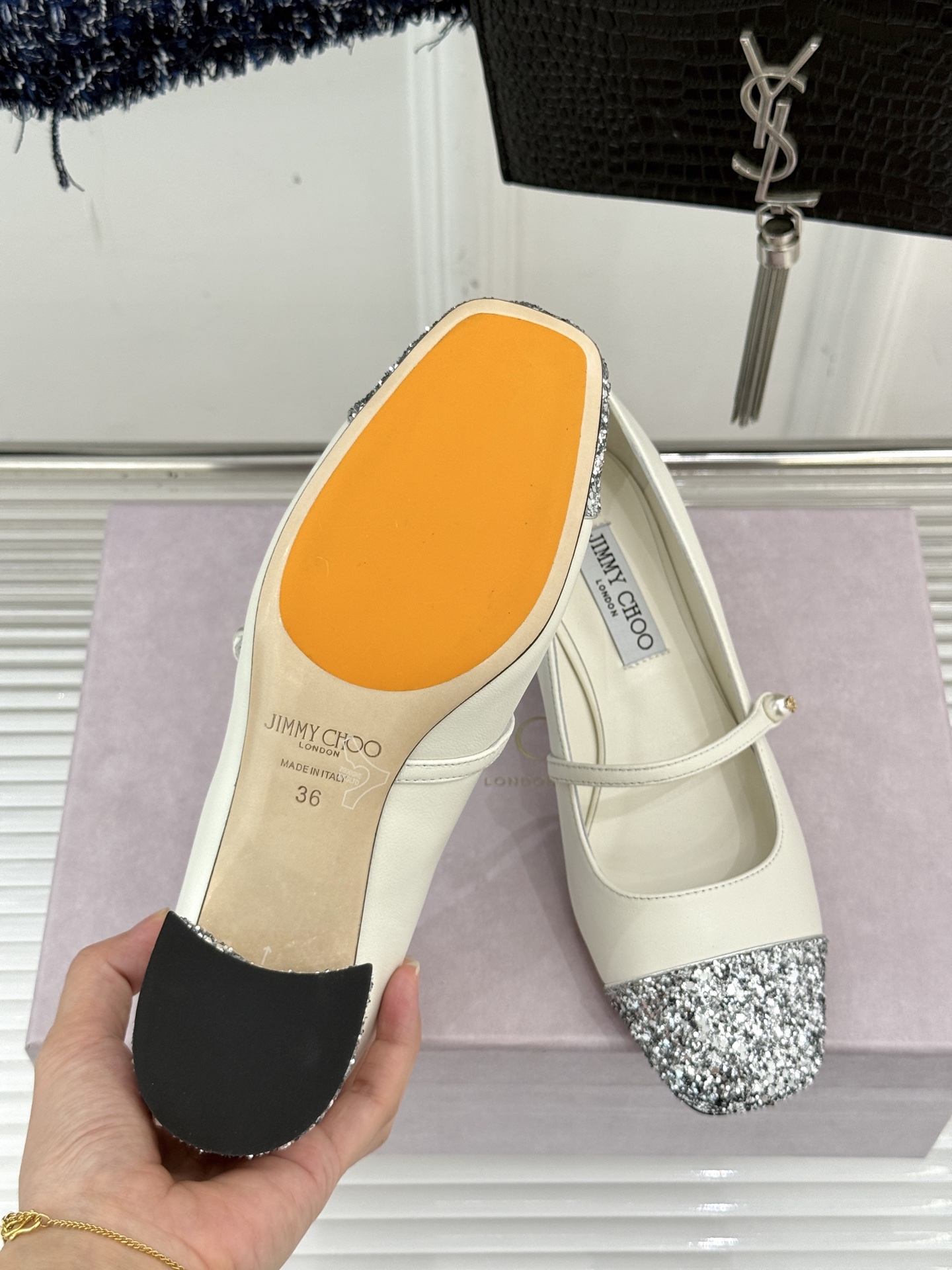 Jimmy Choo25FW新品拼色珍珠粗跟玛丽珍鞋这双玛丽珍鞋诞生 成为时髦精们的心头好。拼色设计打破