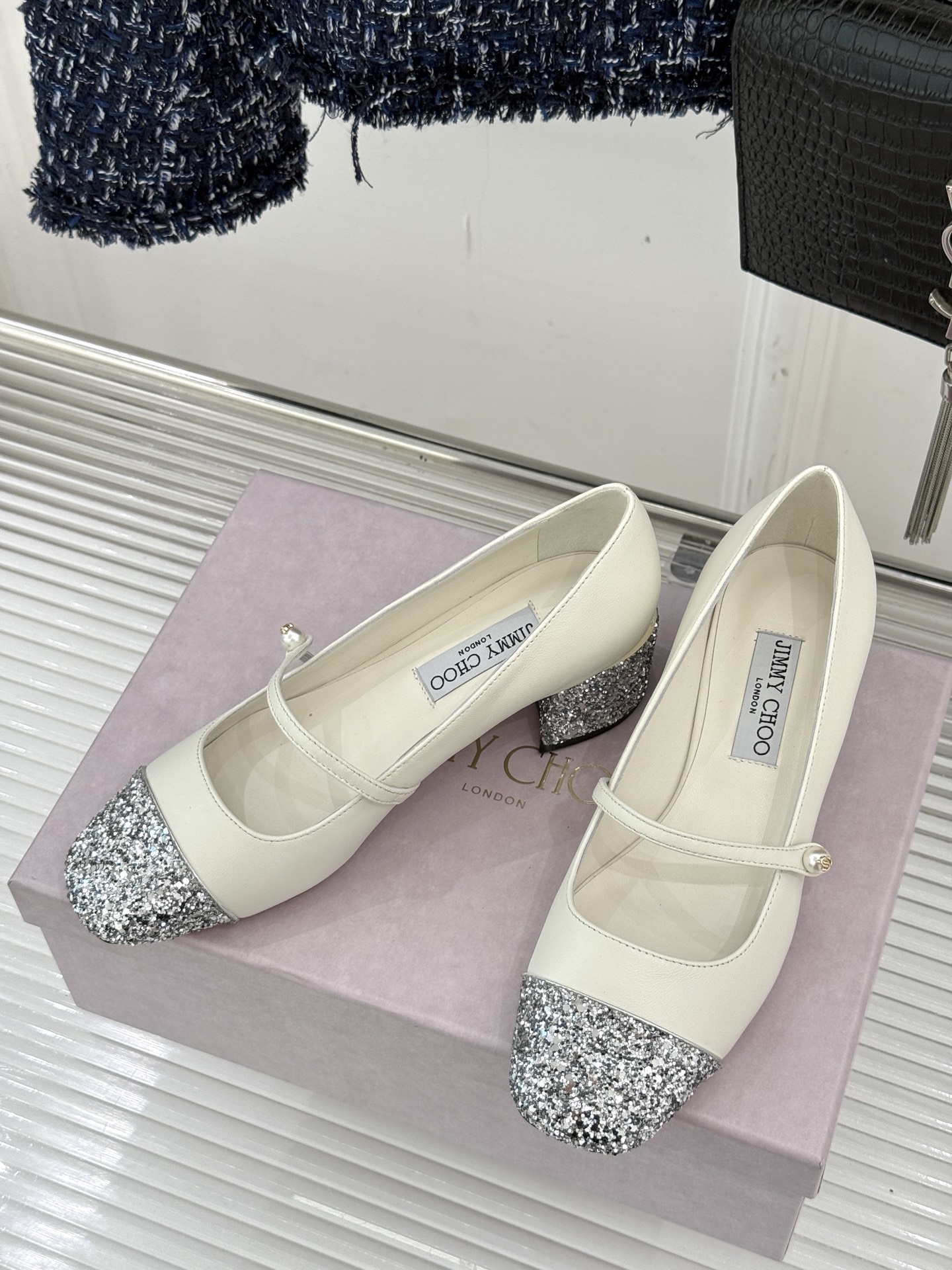 Jimmy Choo25FW新品拼色珍珠粗跟玛丽珍鞋这双玛丽珍鞋诞生 成为时髦精们的心头好。拼色设计打破
