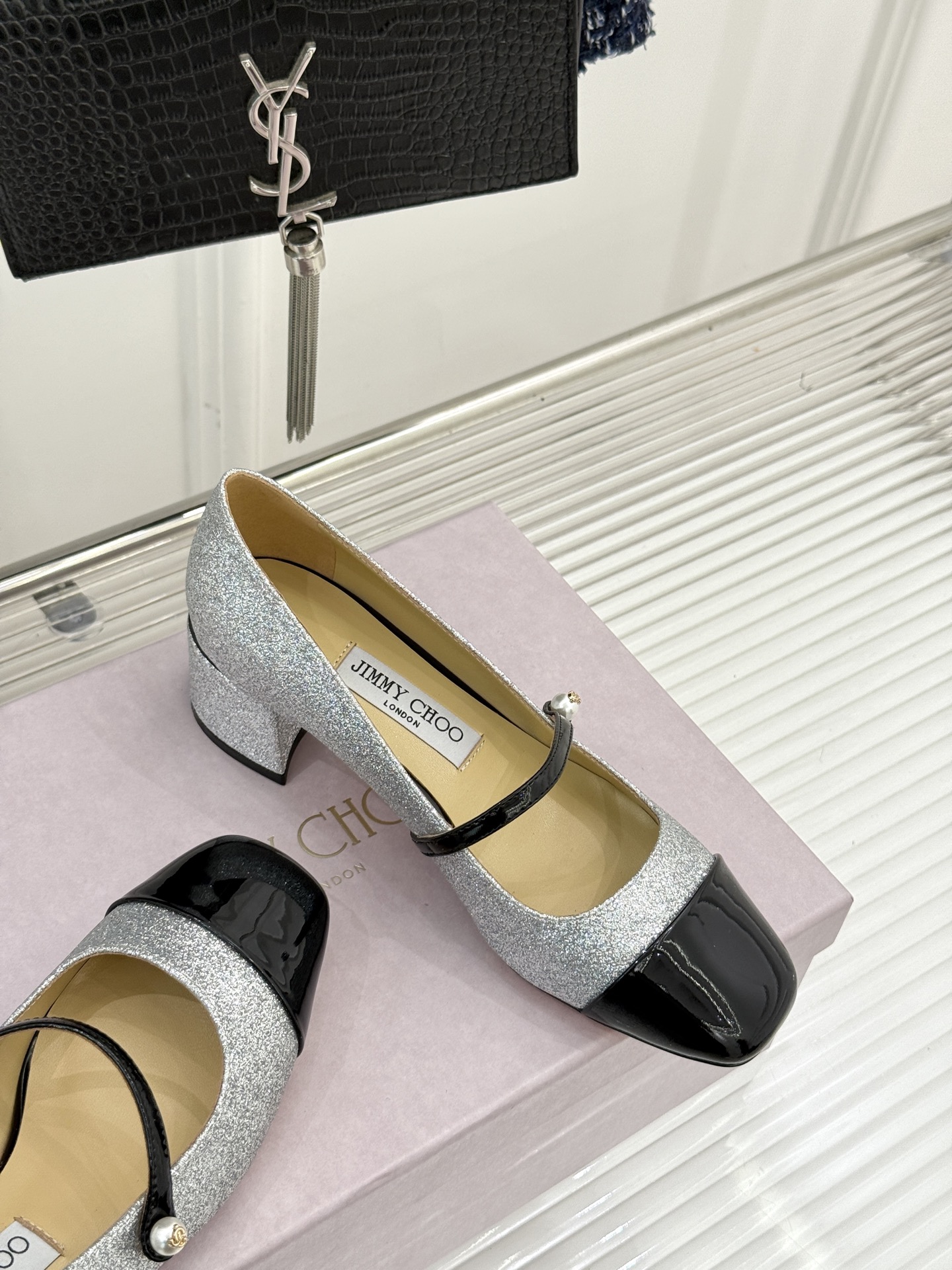 Jimmy Choo25FW新品拼色珍珠粗跟玛丽珍鞋这双玛丽珍鞋诞生 成为时髦精们的心头好。拼色设计打破