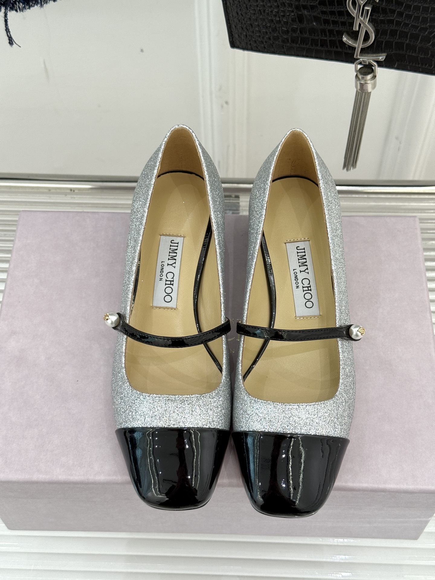 Jimmy Choo25FW新品拼色珍珠粗跟玛丽珍鞋这双玛丽珍鞋诞生 成为时髦精们的心头好。拼色设计打破