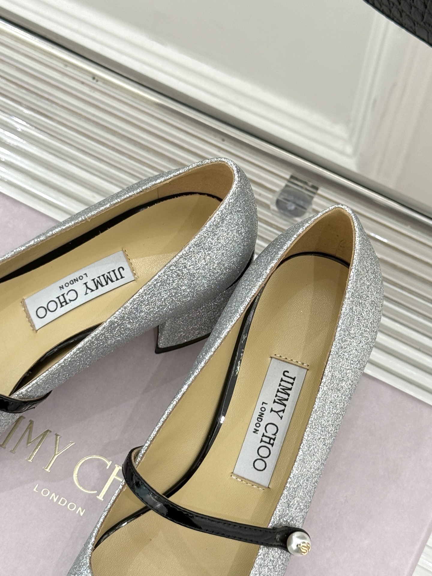 Jimmy Choo25FW新品拼色珍珠粗跟玛丽珍鞋这双玛丽珍鞋诞生 成为时髦精们的心头好。拼色设计打破