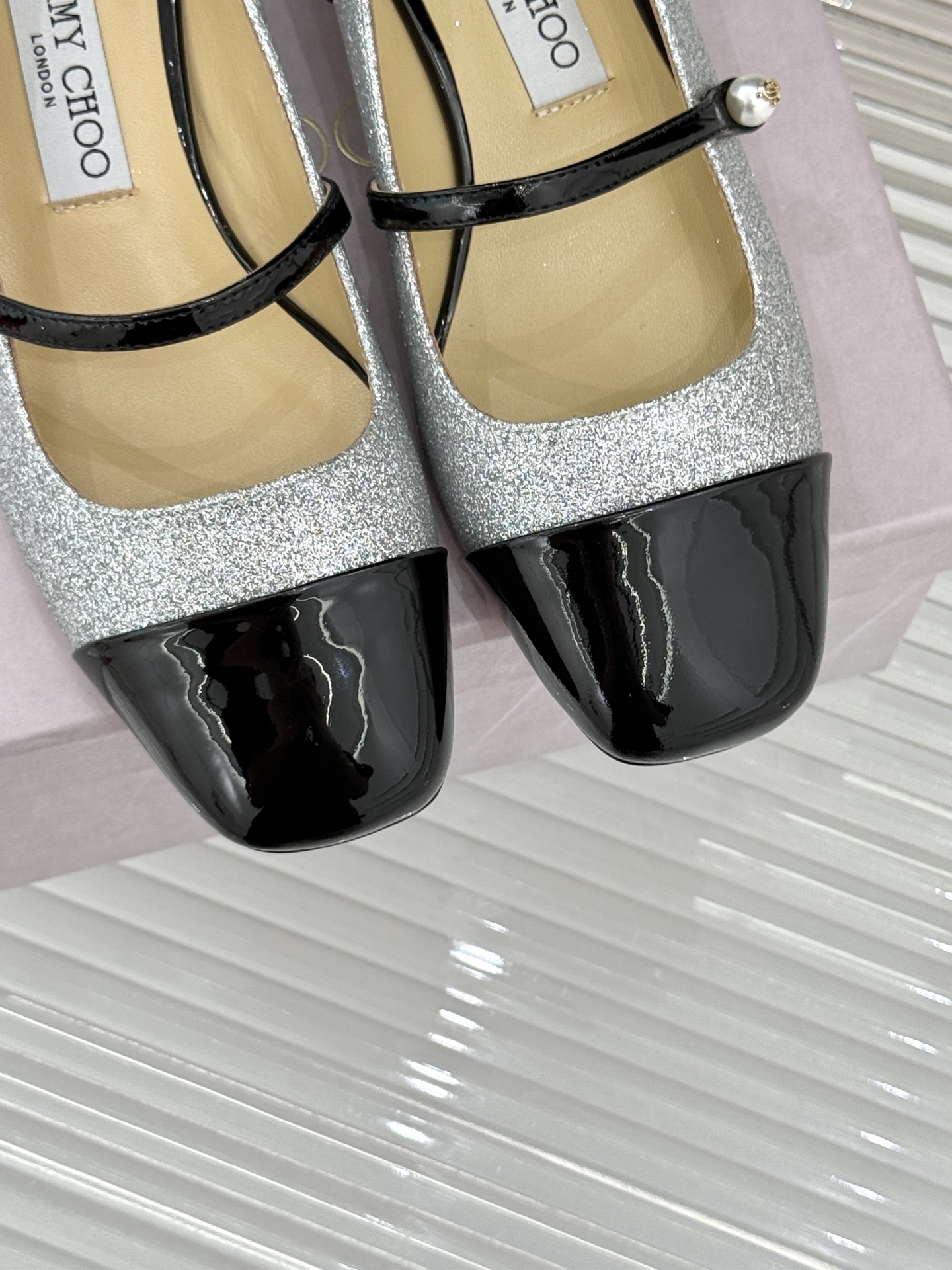 Jimmy Choo25FW新品拼色珍珠粗跟玛丽珍鞋这双玛丽珍鞋诞生 成为时髦精们的心头好。拼色设计打破