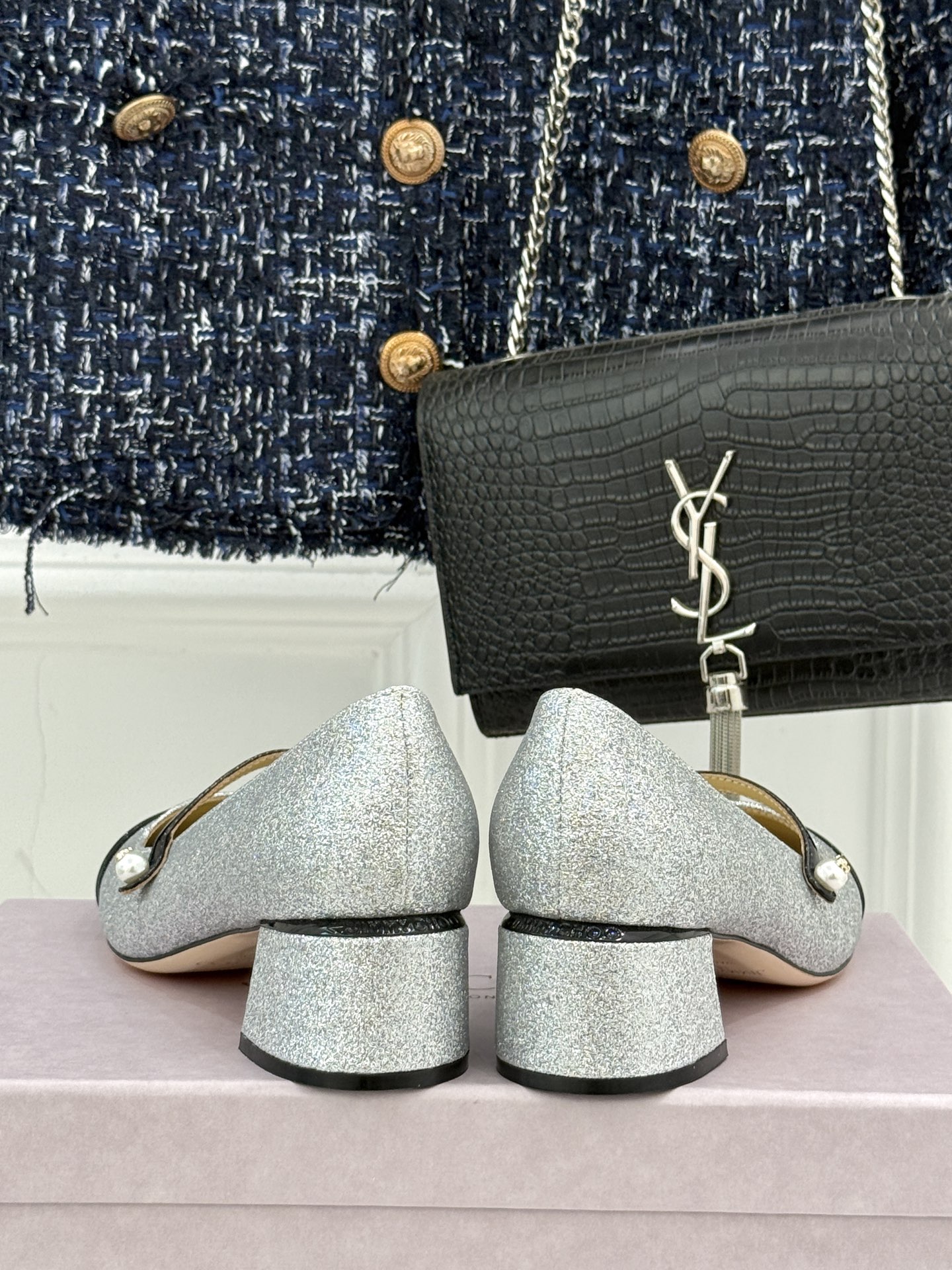 Jimmy Choo25FW新品拼色珍珠粗跟玛丽珍鞋这双玛丽珍鞋诞生 成为时髦精们的心头好。拼色设计打破