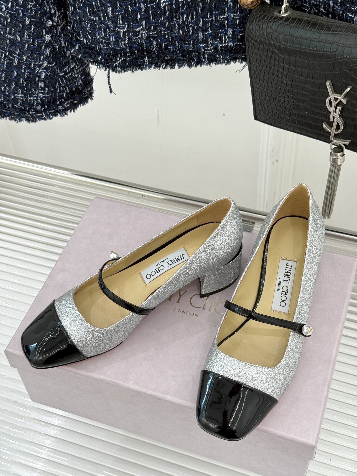 Jimmy Choo25FW新品拼色珍珠粗跟玛丽珍鞋这双玛丽珍鞋诞生 成为时髦精们的心头好。拼色设计打破