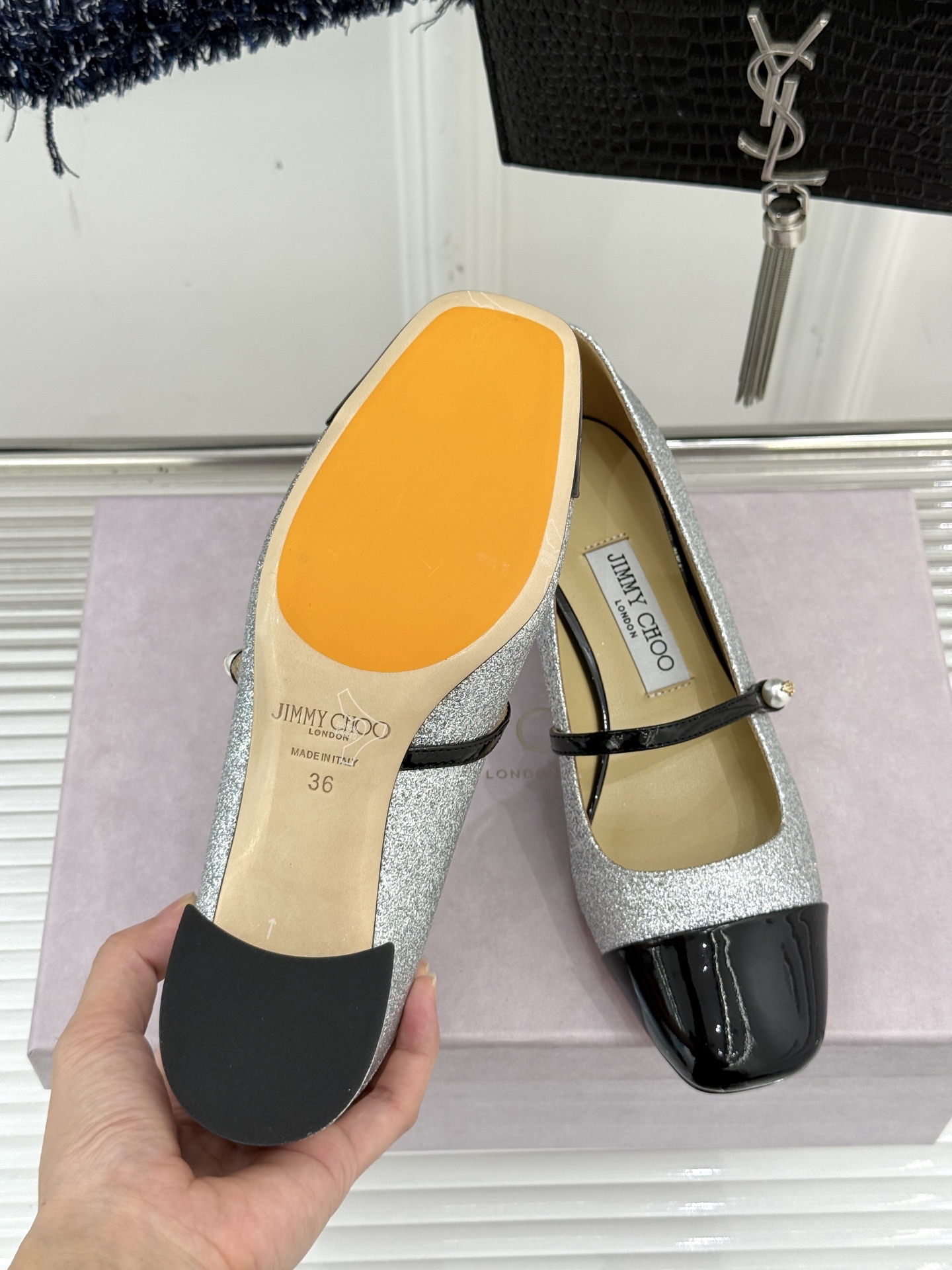 Jimmy Choo25FW新品拼色珍珠粗跟玛丽珍鞋这双玛丽珍鞋诞生 成为时髦精们的心头好。拼色设计打破
