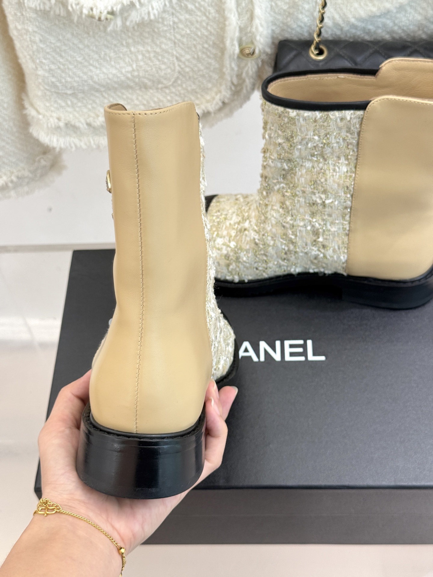 CHANE*｜小香25K秋冬新品双C拼色亮片短靴当香家标志性双C烙印邂逅璀璨亮片这双拼色短靴便成了秋冬衣