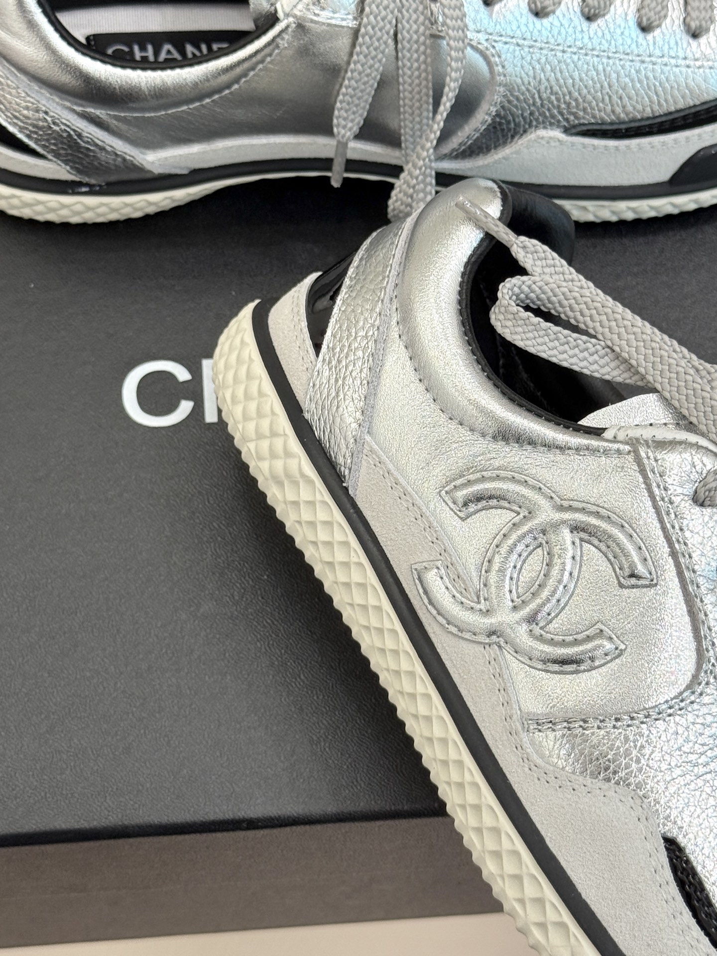 CHANE*｜小香25K新品双C休闲板鞋运动鞋这双运动鞋已经成了时髦精们的新宠如果你在时尚圈里稍稍留意满