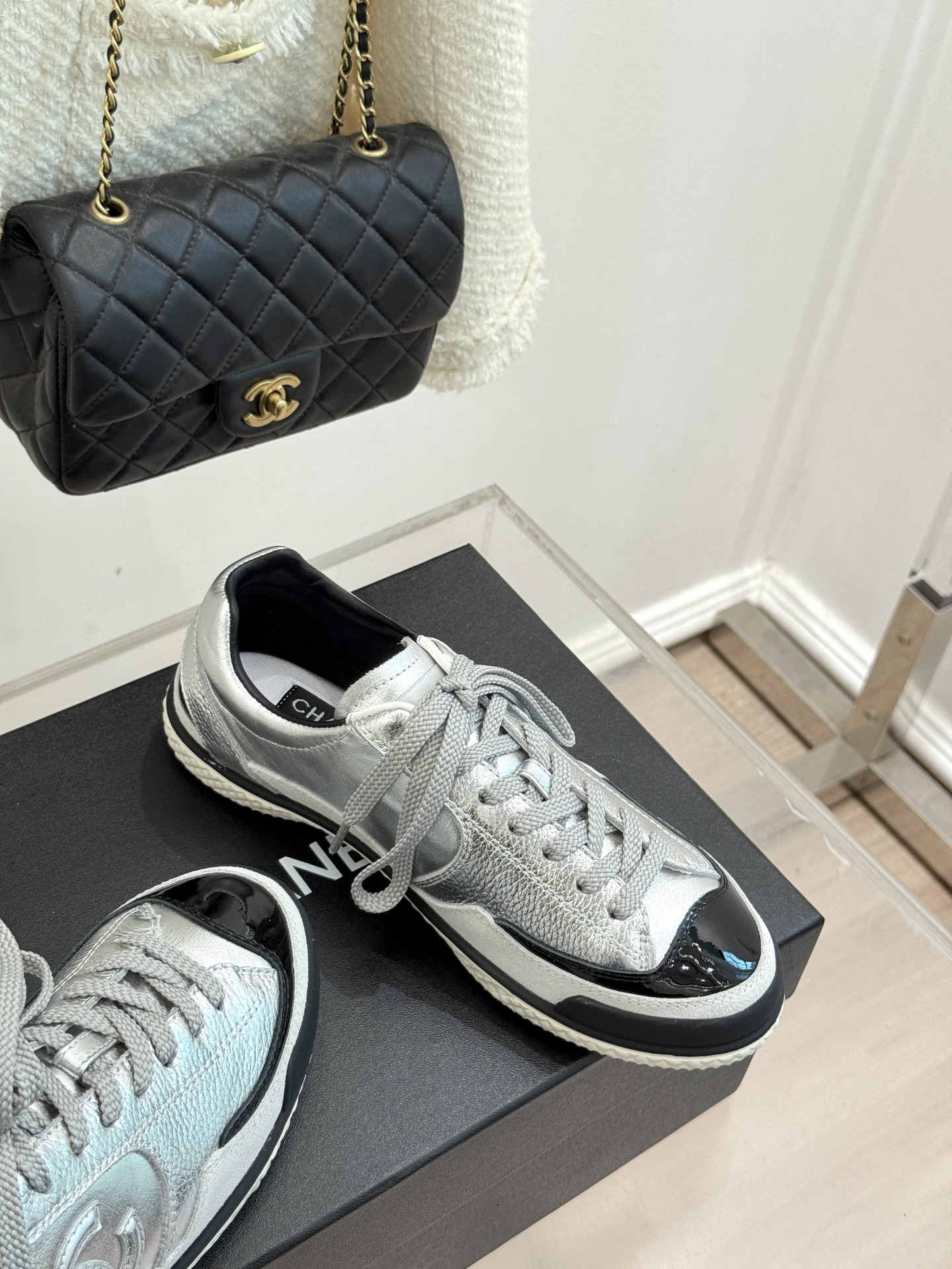 CHANE*｜小香25K新品双C休闲板鞋运动鞋这双运动鞋已经成了时髦精们的新宠如果你在时尚圈里稍稍留意满