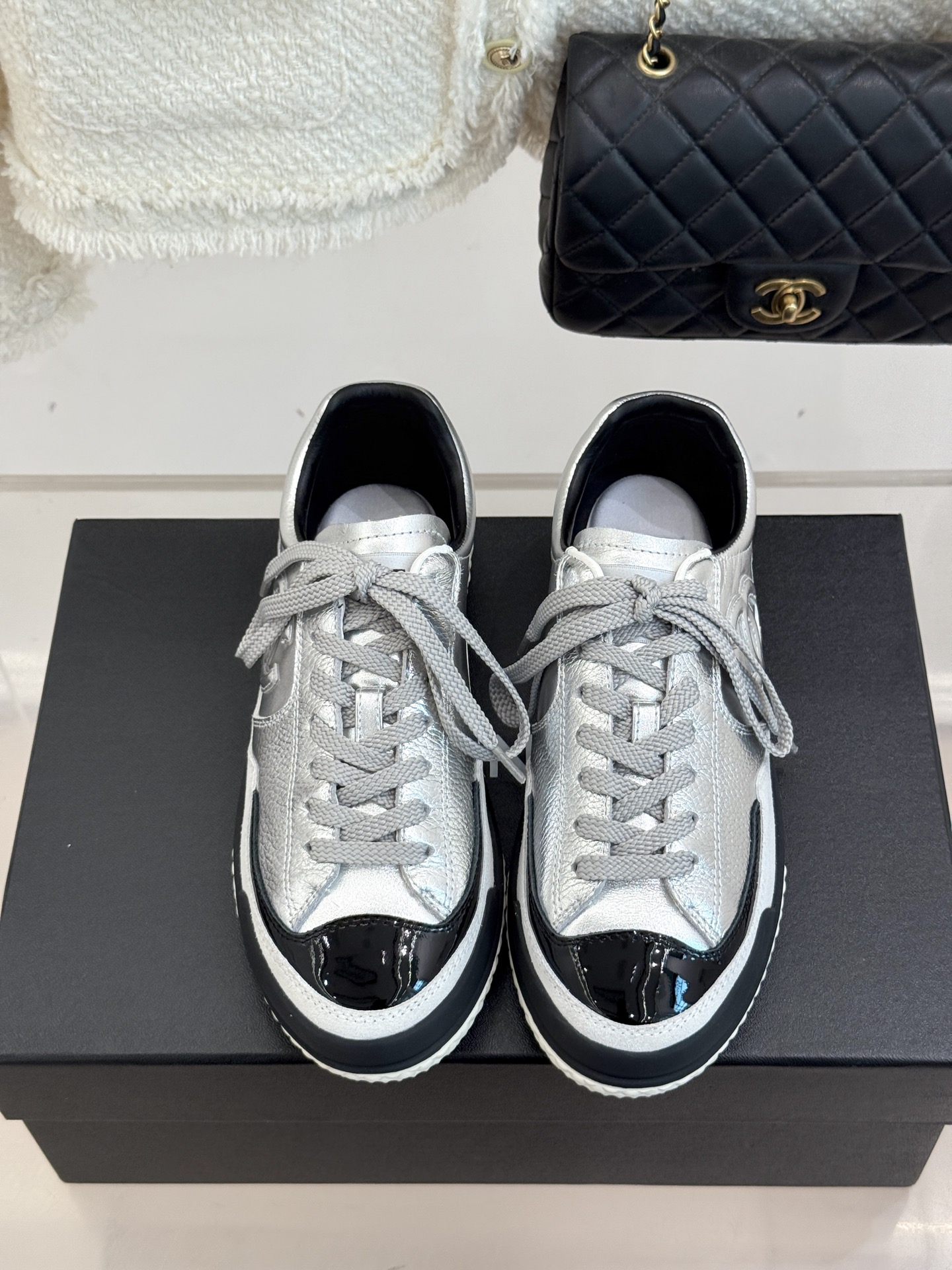 CHANE*｜小香25K新品双C休闲板鞋运动鞋这双运动鞋已经成了时髦精们的新宠如果你在时尚圈里稍稍留意满