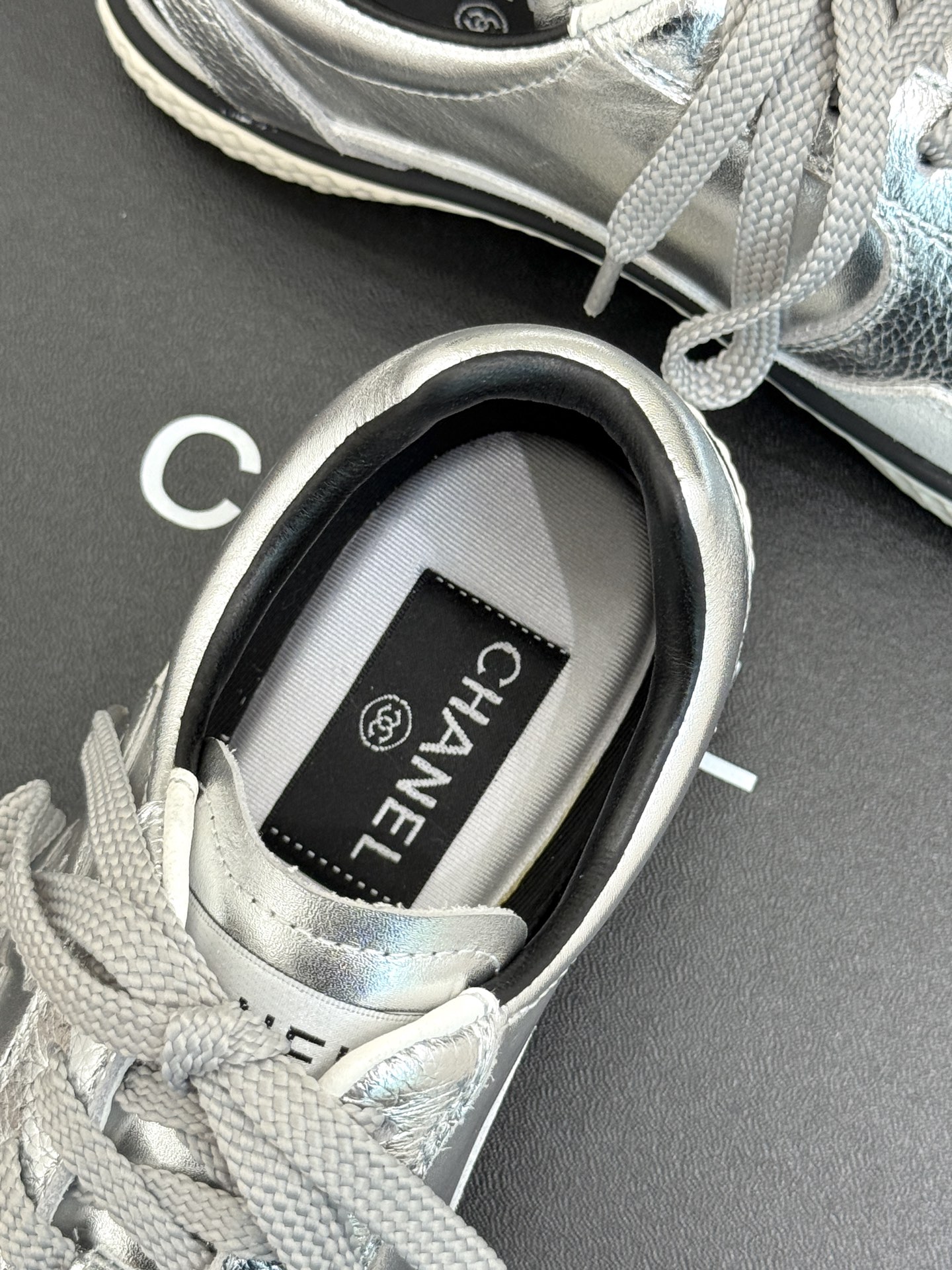 CHANE*｜小香25K新品双C休闲板鞋运动鞋这双运动鞋已经成了时髦精们的新宠如果你在时尚圈里稍稍留意满