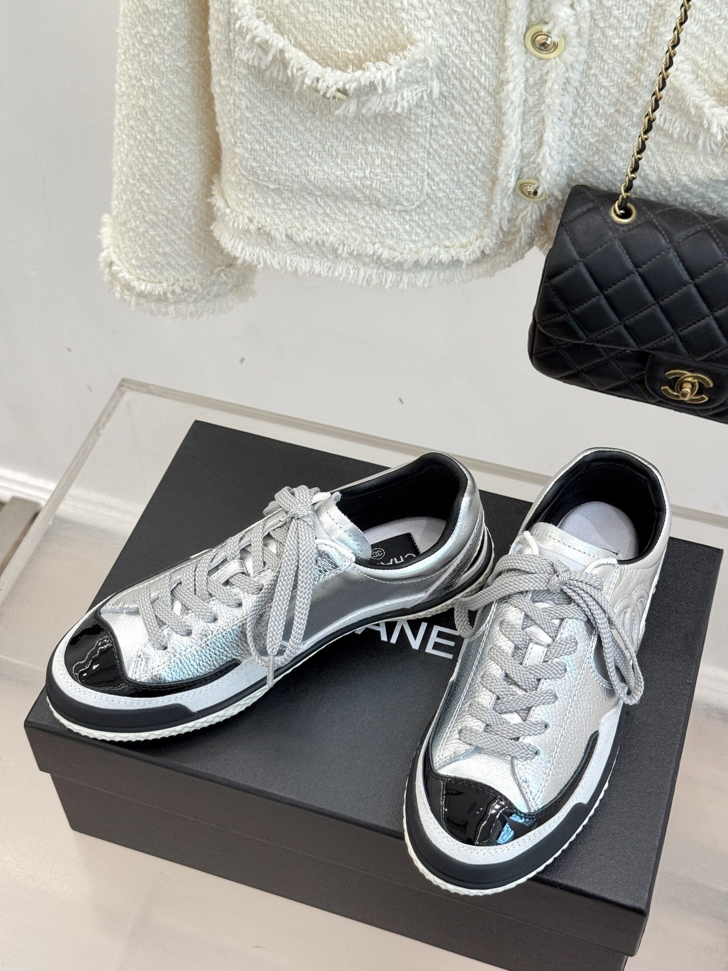 CHANE*｜小香25K新品双C休闲板鞋运动鞋这双运动鞋已经成了时髦精们的新宠如果你在时尚圈里稍稍留意满