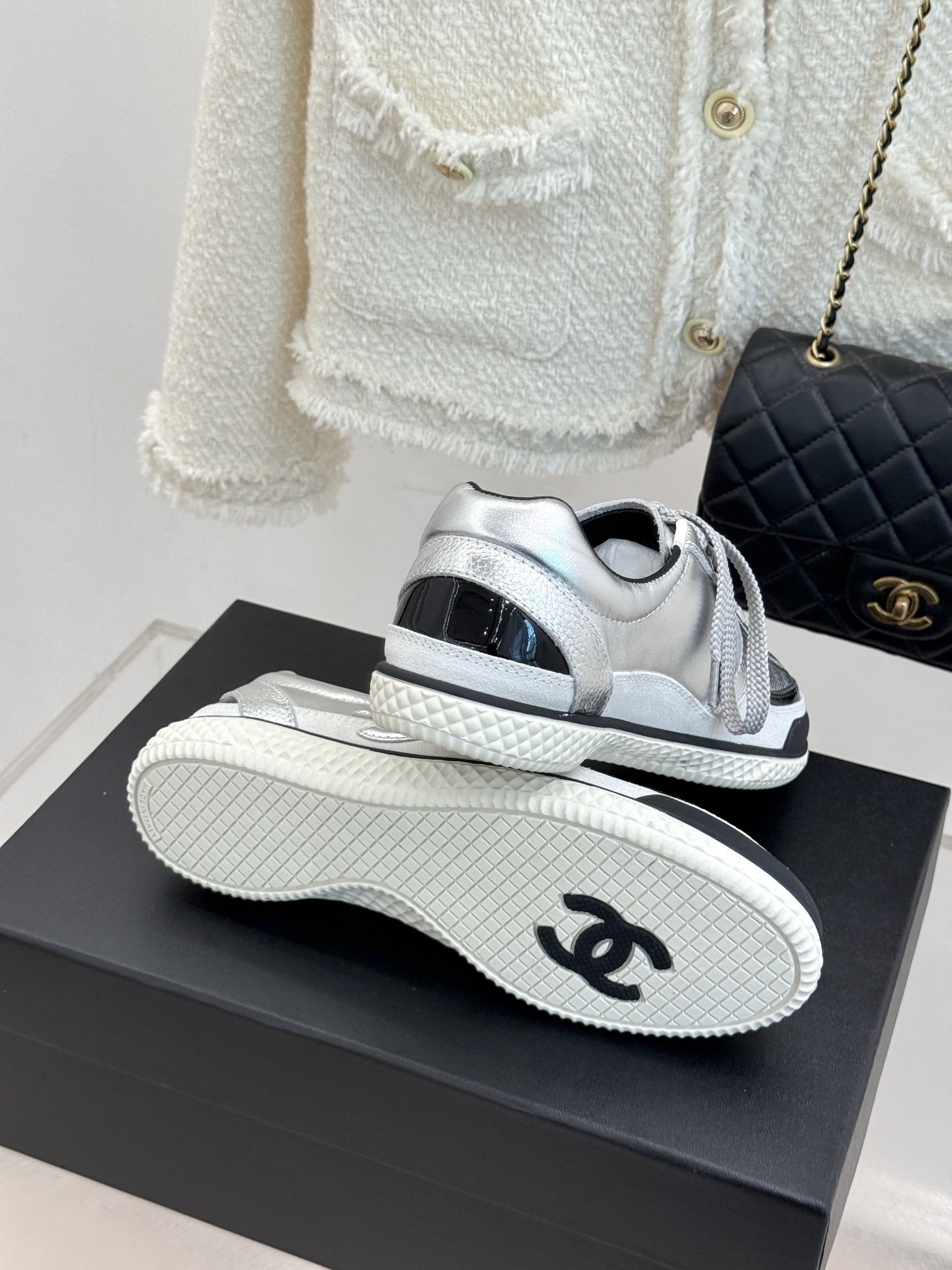 CHANE*｜小香25K新品双C休闲板鞋运动鞋这双运动鞋已经成了时髦精们的新宠如果你在时尚圈里稍稍留意满