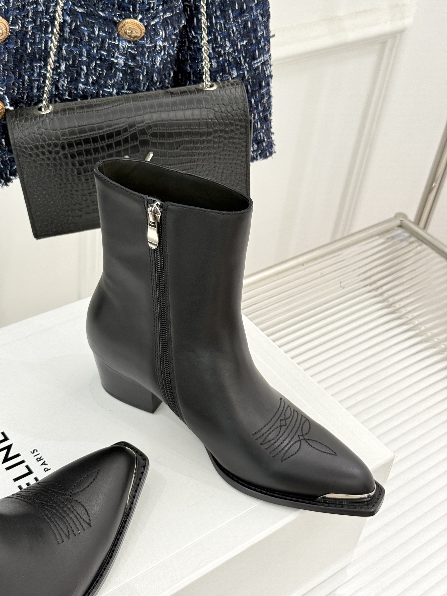 Celine /塞琳经典秋冬复古金属头西部粗跟短靴穿上这双短靴 瞬间踏入自由的西部旷野让你举手投足都散发