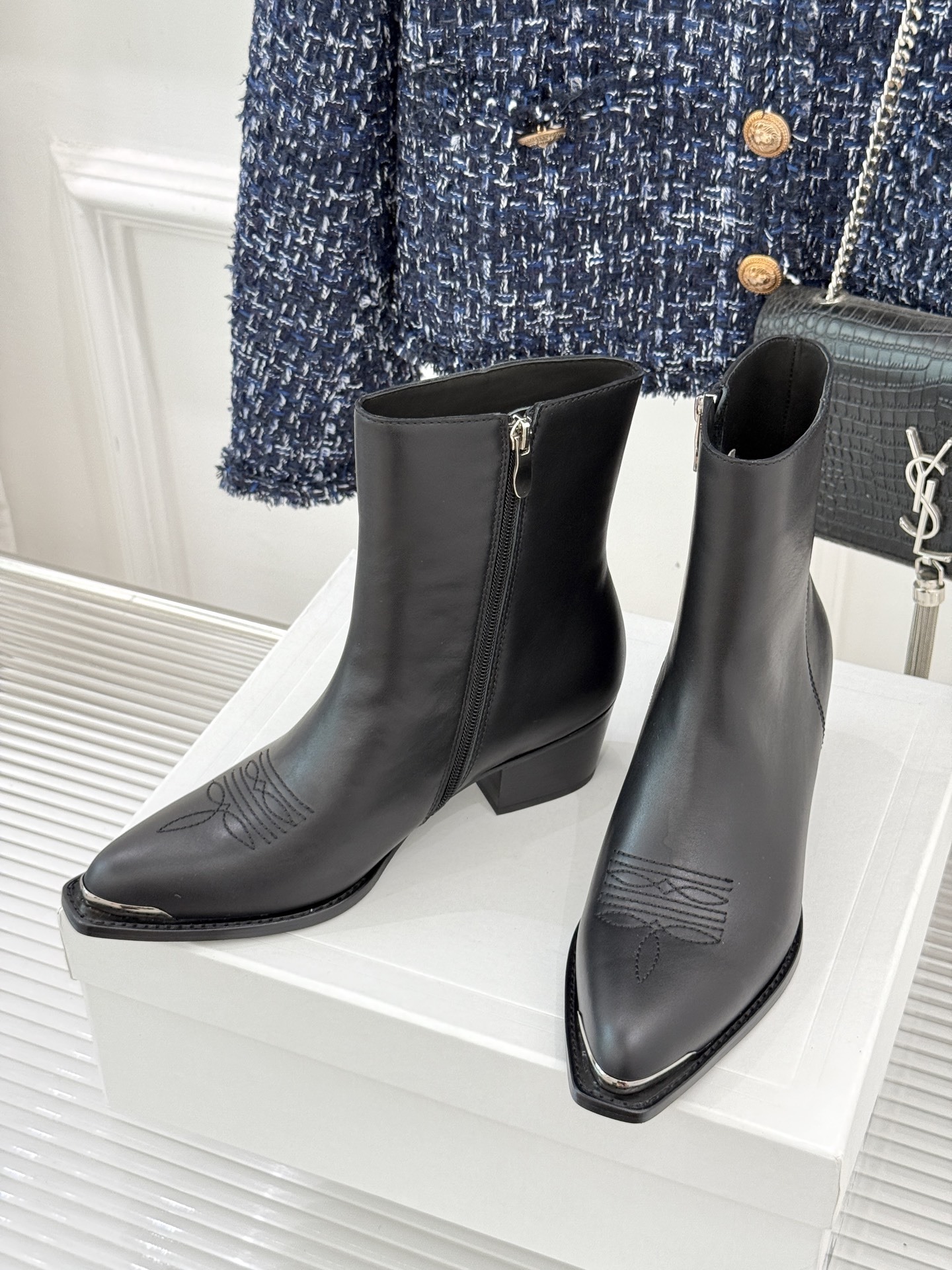 Celine /塞琳经典秋冬复古金属头西部粗跟短靴穿上这双短靴 瞬间踏入自由的西部旷野让你举手投足都散发