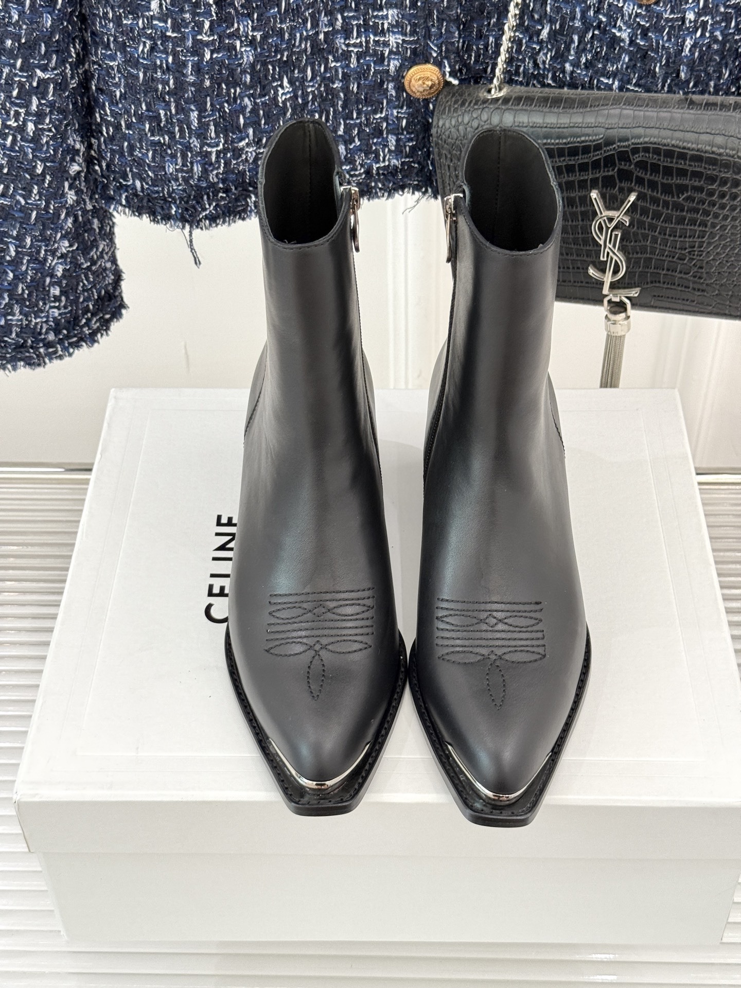 Celine /塞琳经典秋冬复古金属头西部粗跟短靴穿上这双短靴 瞬间踏入自由的西部旷野让你举手投足都散发