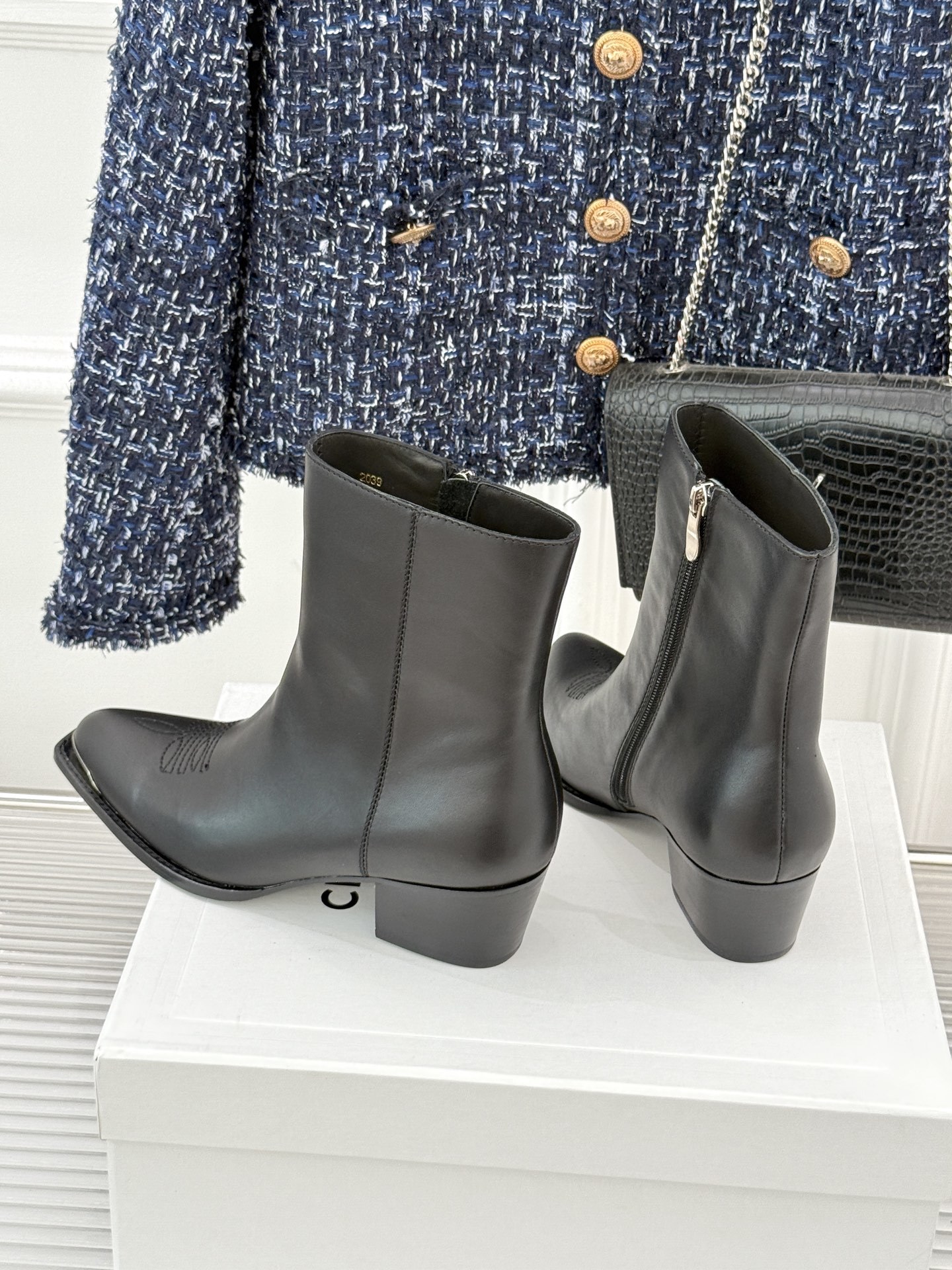 Celine /塞琳经典秋冬复古金属头西部粗跟短靴穿上这双短靴 瞬间踏入自由的西部旷野让你举手投足都散发