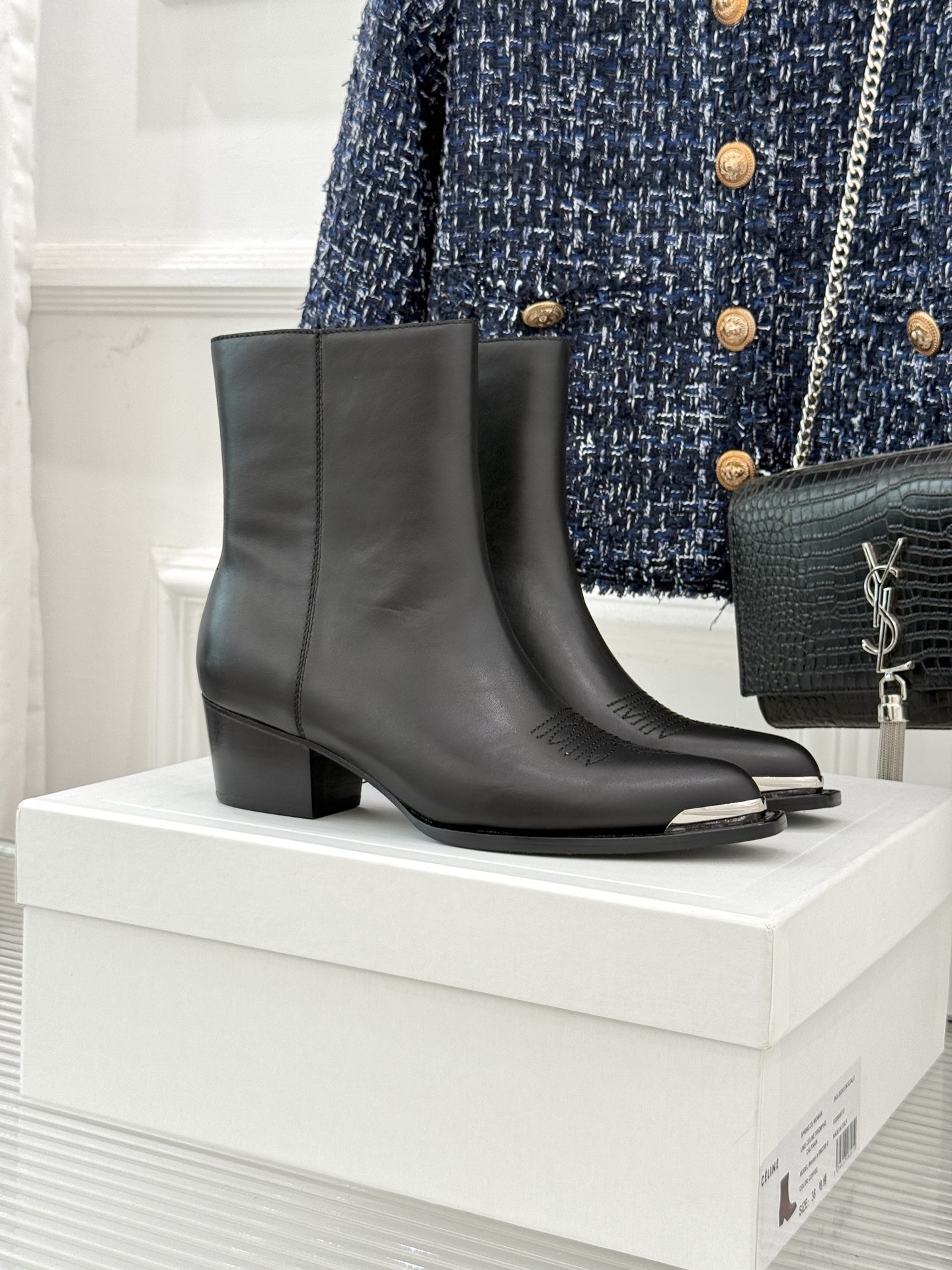 Celine /塞琳经典秋冬复古金属头西部粗跟短靴穿上这双短靴 瞬间踏入自由的西部旷野让你举手投足都散发