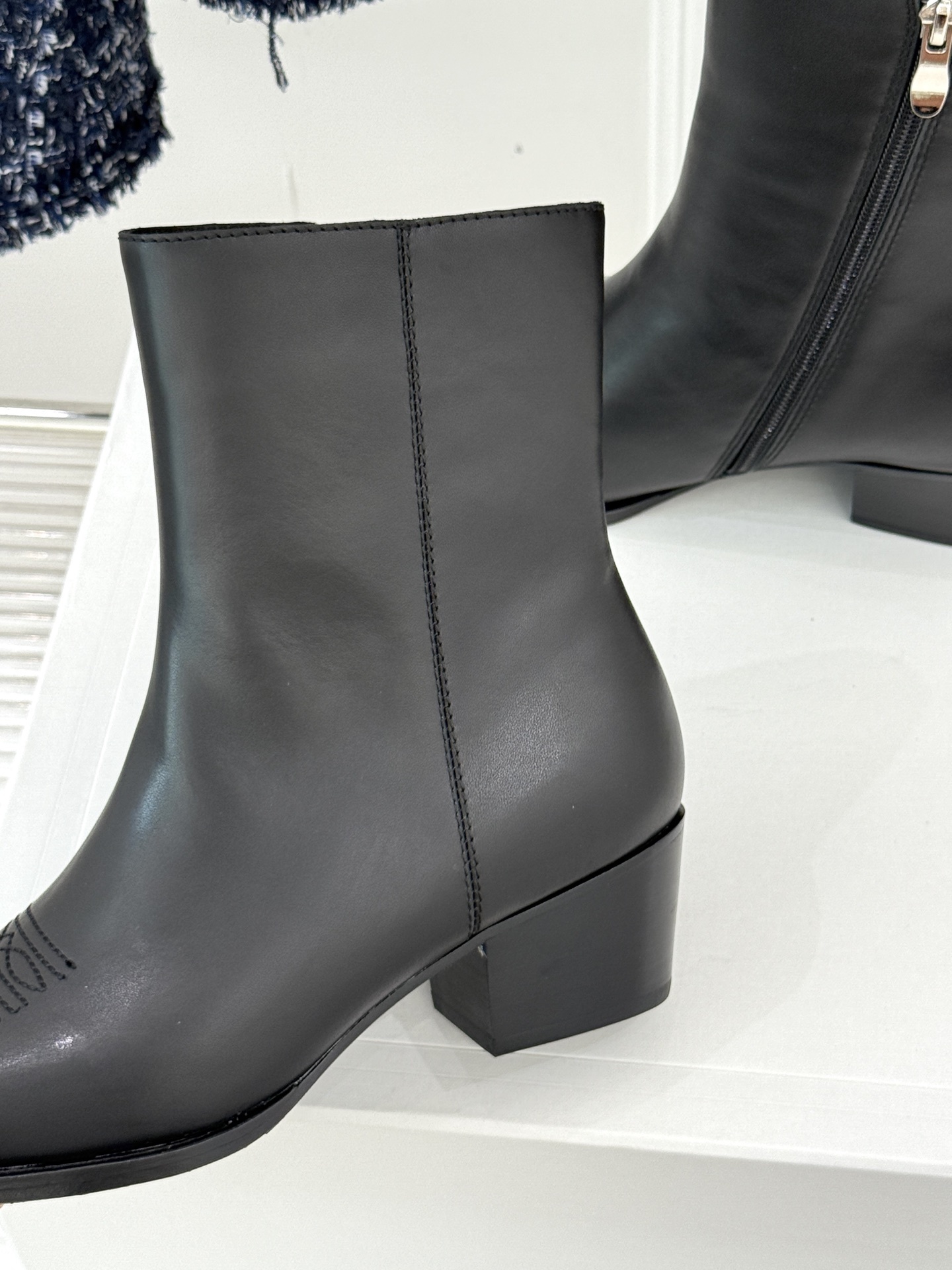 Celine /塞琳经典秋冬复古金属头西部粗跟短靴穿上这双短靴 瞬间踏入自由的西部旷野让你举手投足都散发