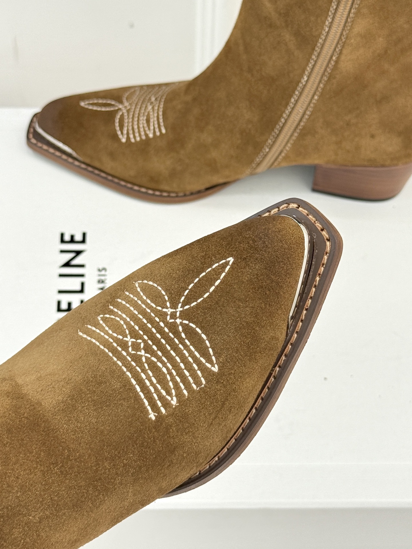 Celine /塞琳经典秋冬复古金属头西部粗跟短靴穿上这双短靴 瞬间踏入自由的西部旷野让你举手投足都散发