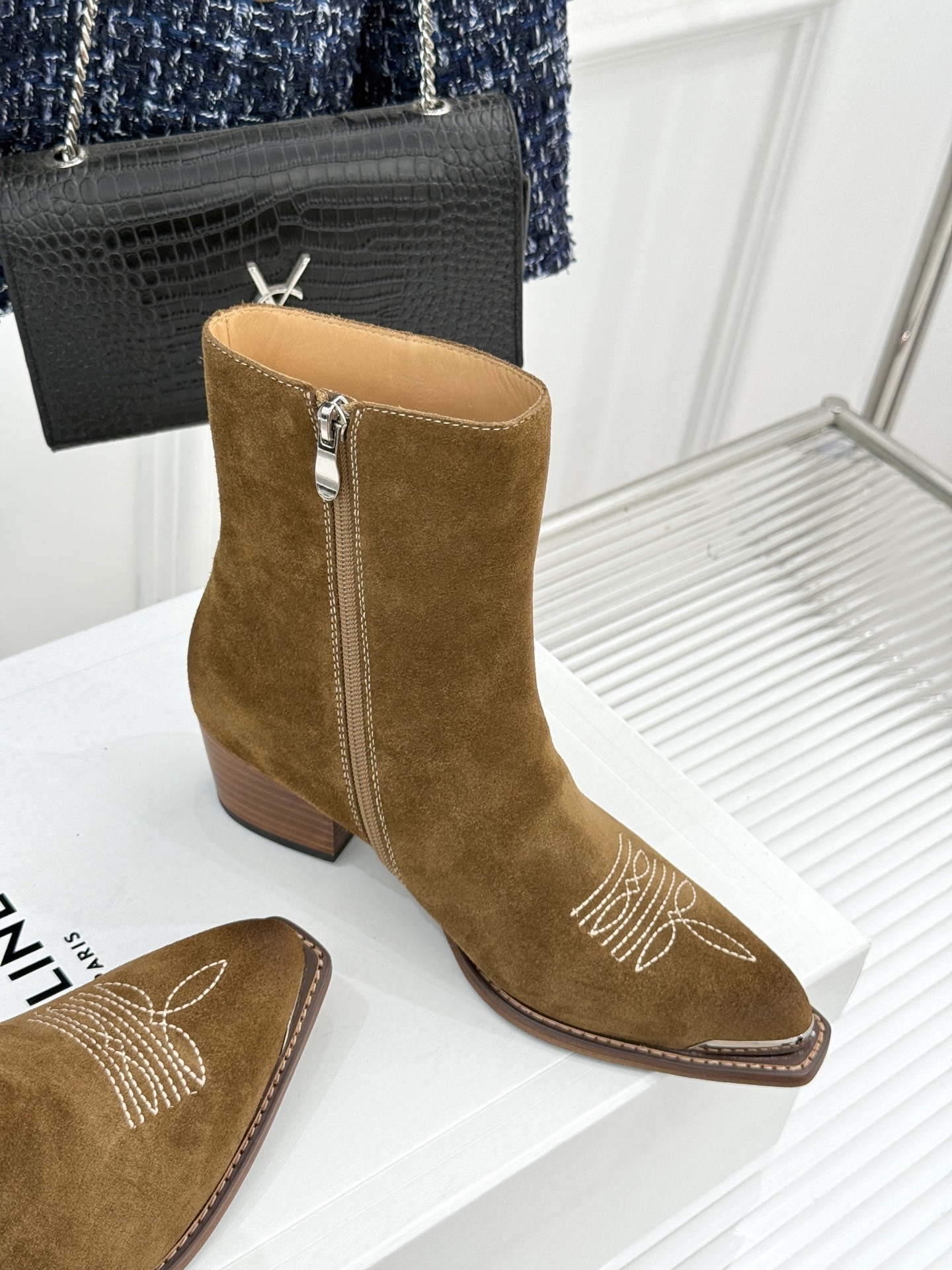 Celine /塞琳经典秋冬复古金属头西部粗跟短靴穿上这双短靴 瞬间踏入自由的西部旷野让你举手投足都散发
