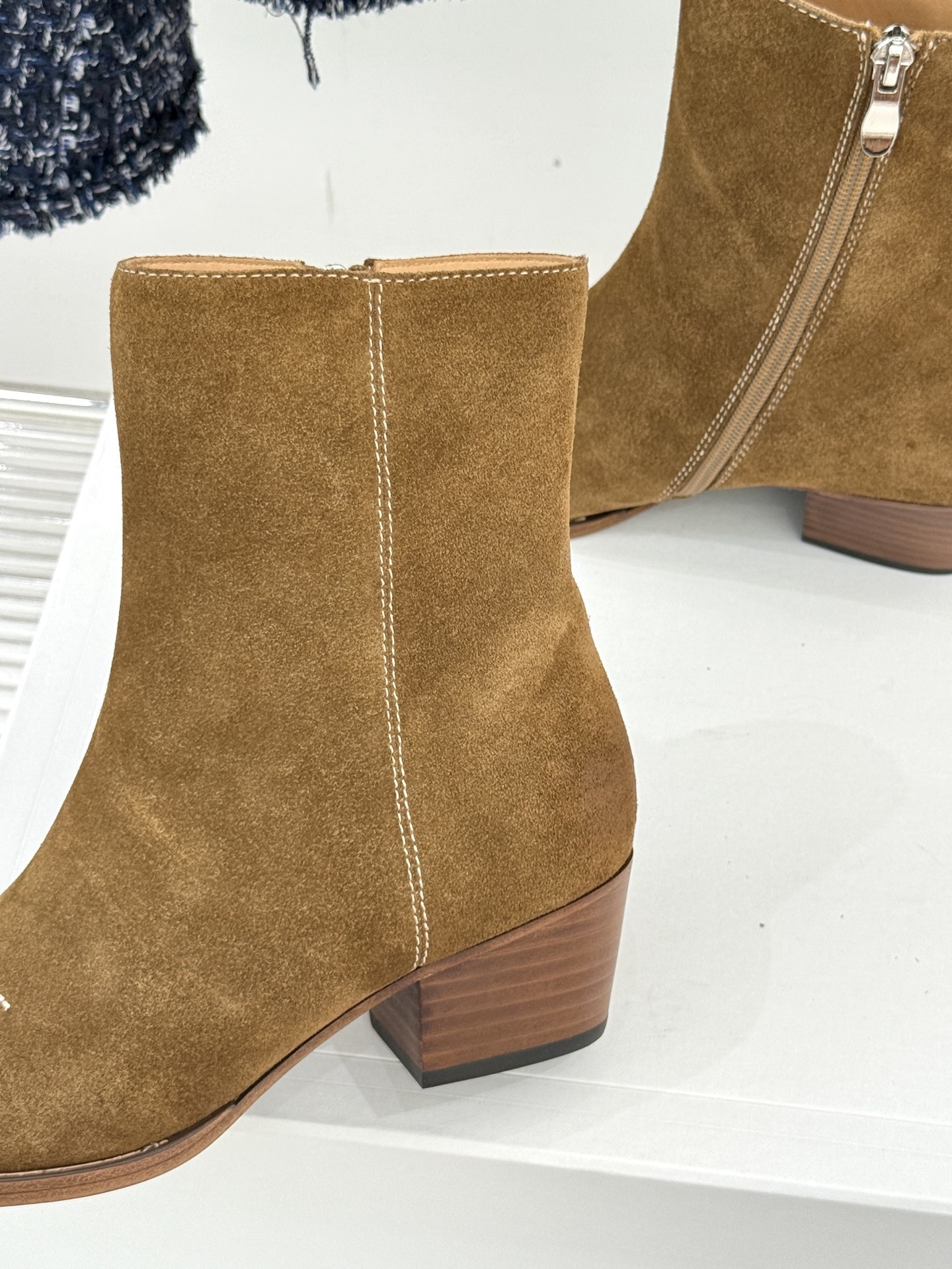 Celine /塞琳经典秋冬复古金属头西部粗跟短靴穿上这双短靴 瞬间踏入自由的西部旷野让你举手投足都散发