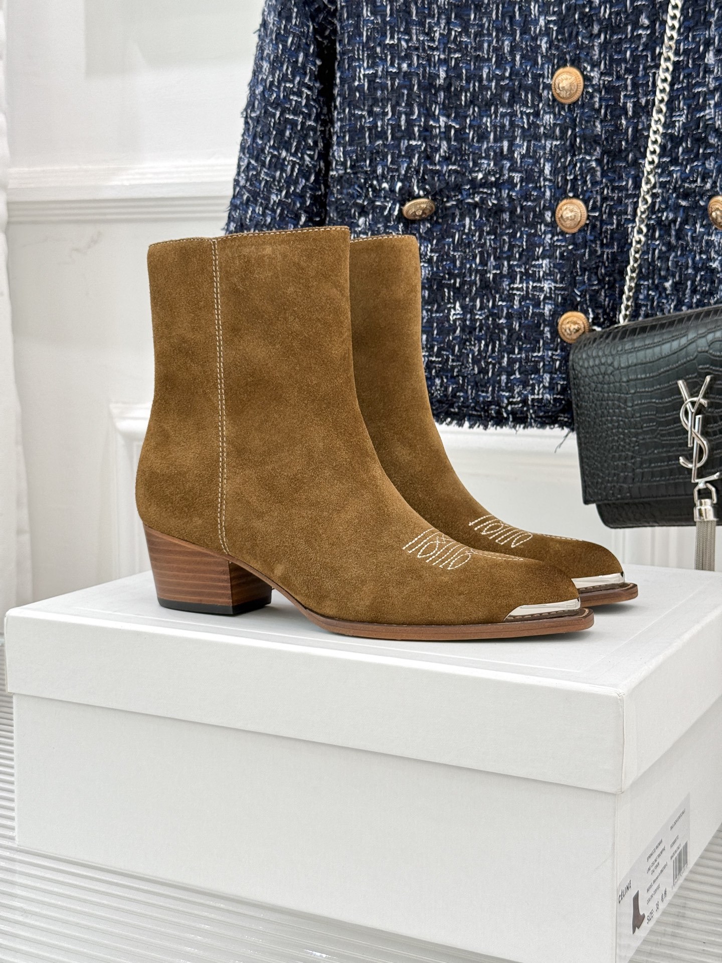 Celine /塞琳经典秋冬复古金属头西部粗跟短靴穿上这双短靴 瞬间踏入自由的西部旷野让你举手投足都散发