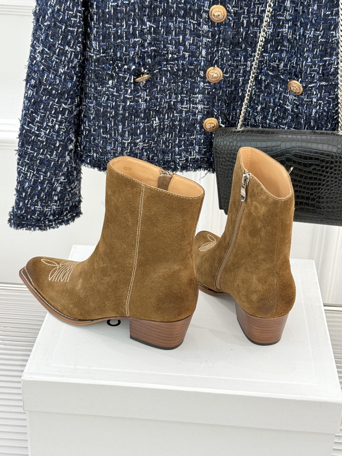 Celine /塞琳经典秋冬复古金属头西部粗跟短靴穿上这双短靴 瞬间踏入自由的西部旷野让你举手投足都散发