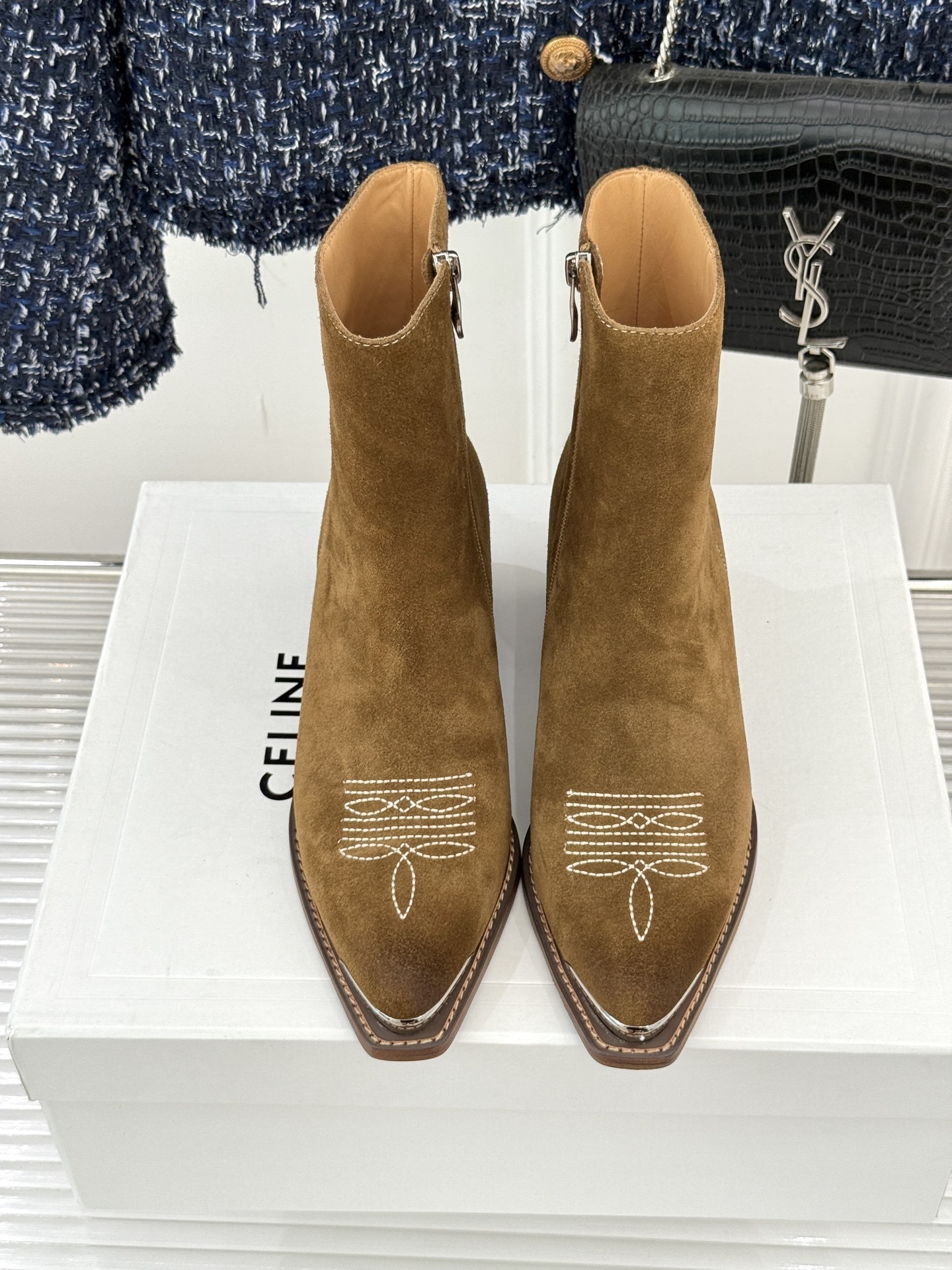 Celine /塞琳经典秋冬复古金属头西部粗跟短靴穿上这双短靴 瞬间踏入自由的西部旷野让你举手投足都散发