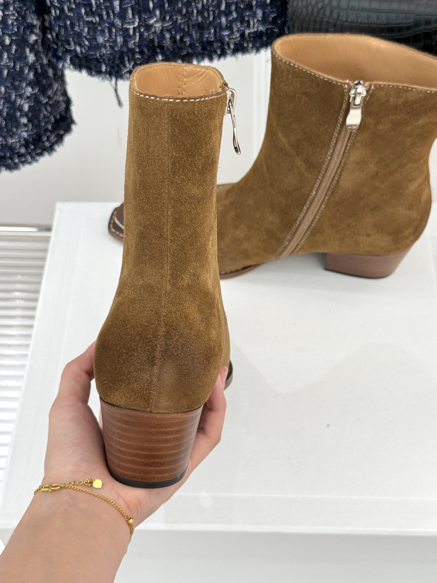 Celine /塞琳经典秋冬复古金属头西部粗跟短靴穿上这双短靴 瞬间踏入自由的西部旷野让你举手投足都散发