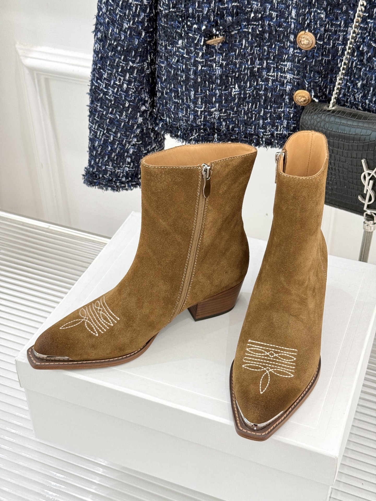 Celine /塞琳经典秋冬复古金属头西部粗跟短靴穿上这双短靴 瞬间踏入自由的西部旷野让你举手投足都散发