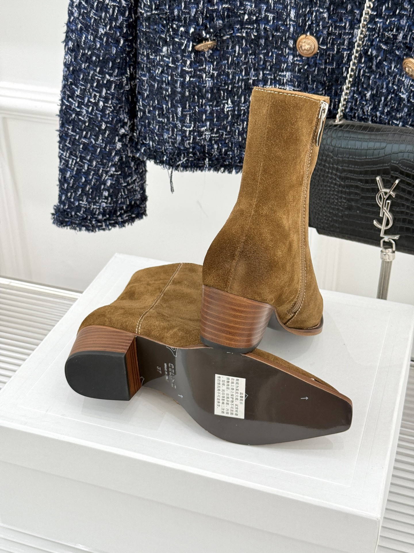 Celine /塞琳经典秋冬复古金属头西部粗跟短靴穿上这双短靴 瞬间踏入自由的西部旷野让你举手投足都散发