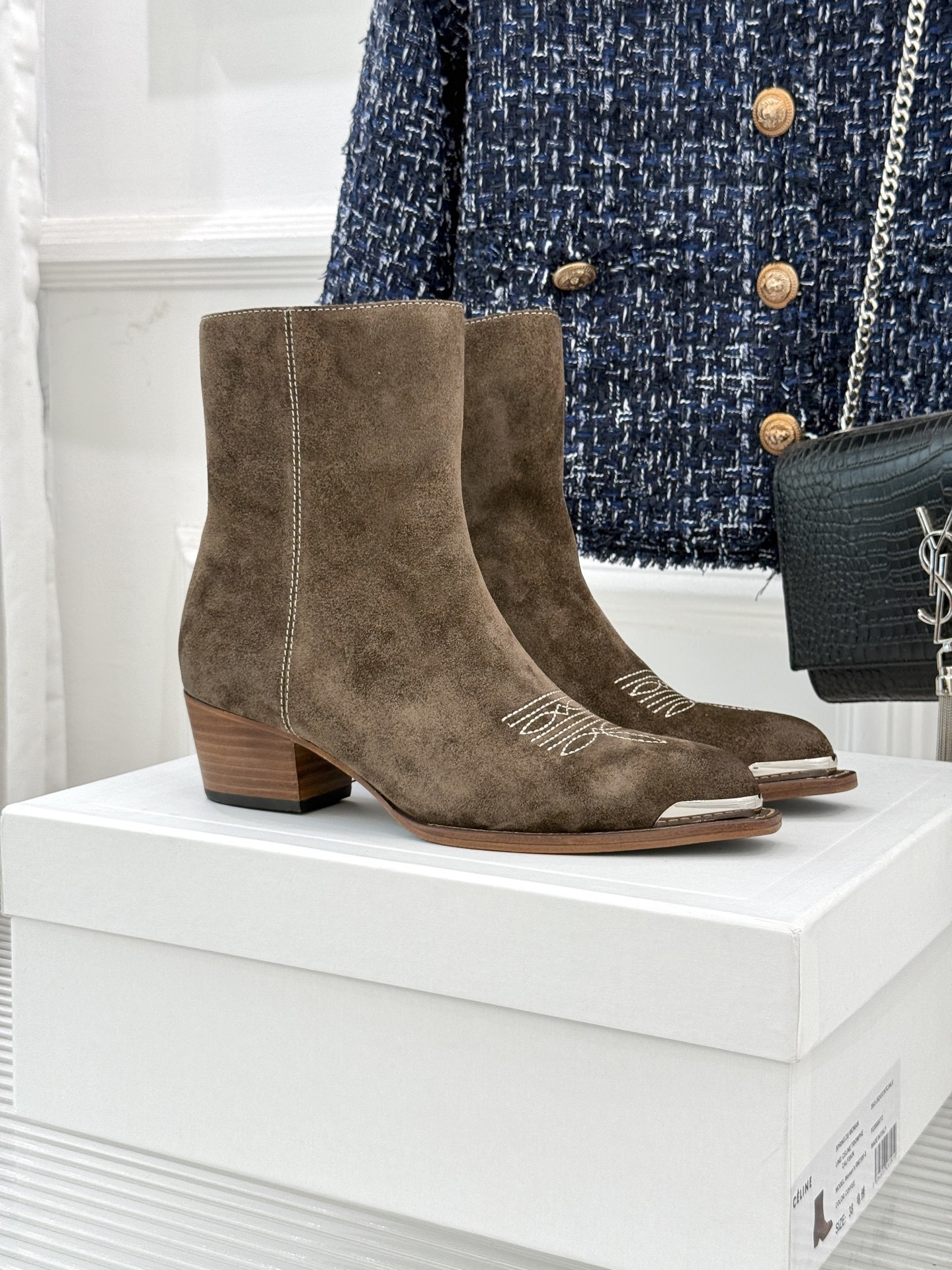 Celine /塞琳经典秋冬复古金属头西部粗跟短靴穿上这双短靴 瞬间踏入自由的西部旷野让你举手投足都散发