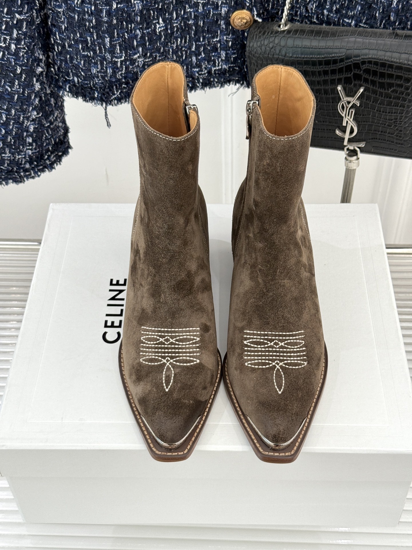 Celine /塞琳经典秋冬复古金属头西部粗跟短靴穿上这双短靴 瞬间踏入自由的西部旷野让你举手投足都散发